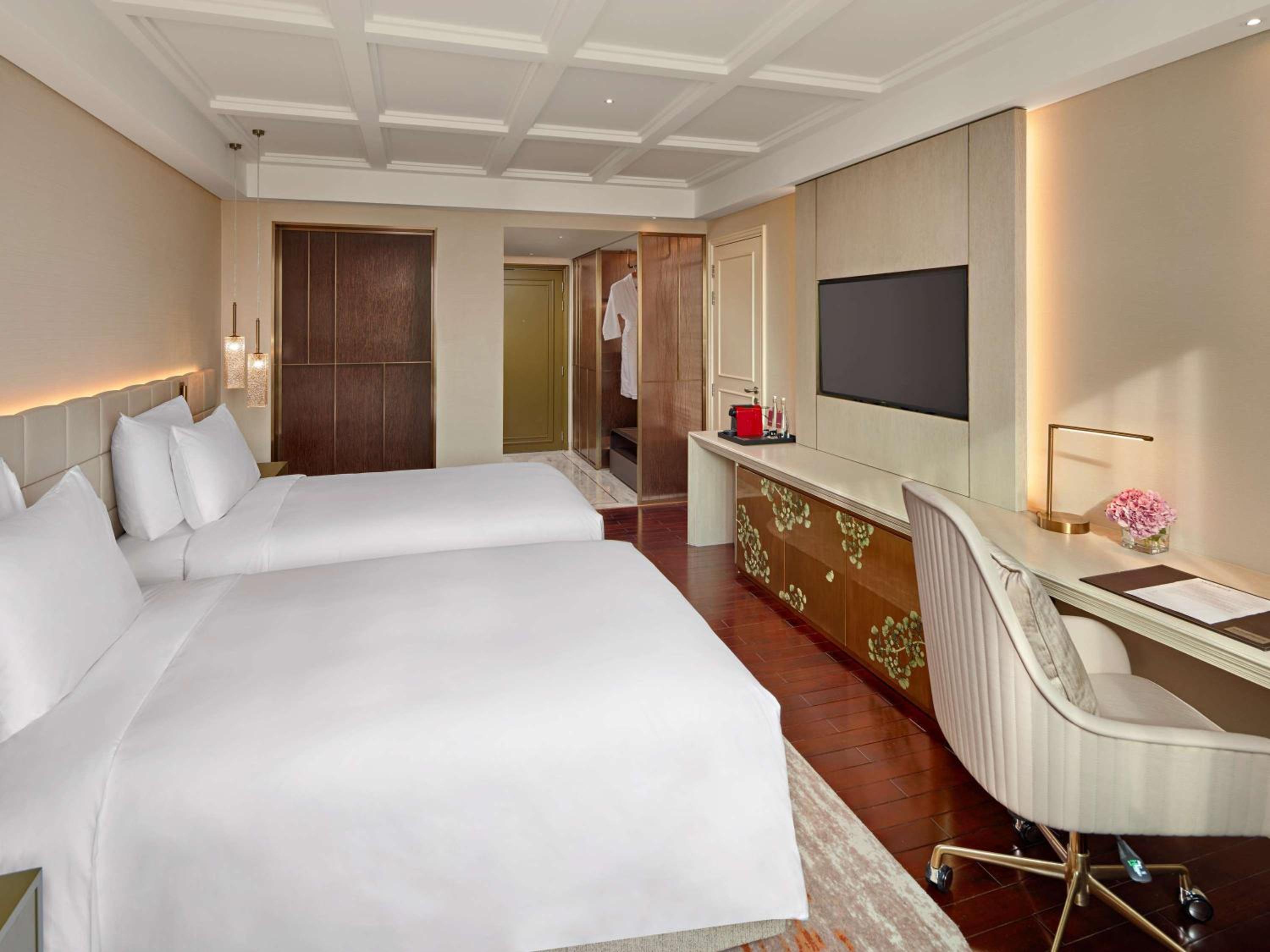 Executive Twin Room with Lounge Access - High Floor - Complimentary daily chocolate hour 5-6pm photo 3