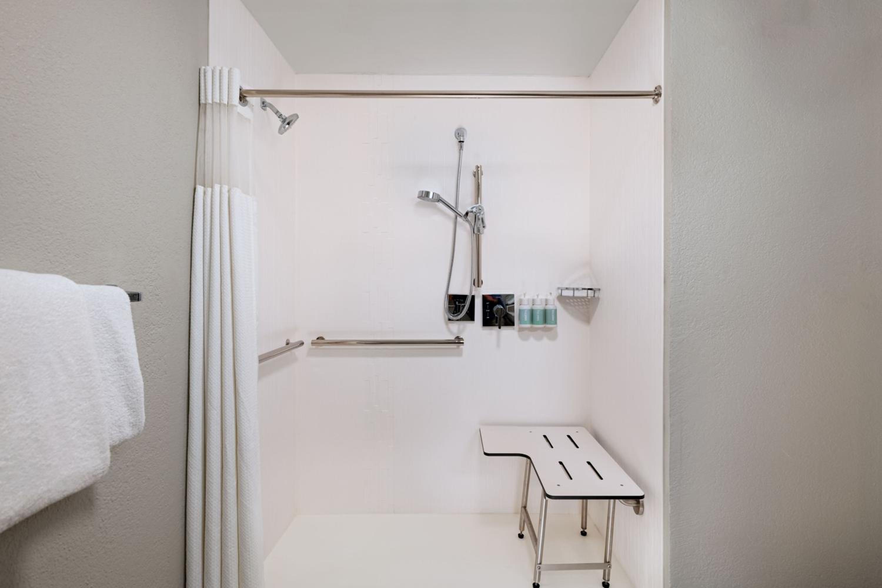 King Room - Hearing Accessible - Photo 2