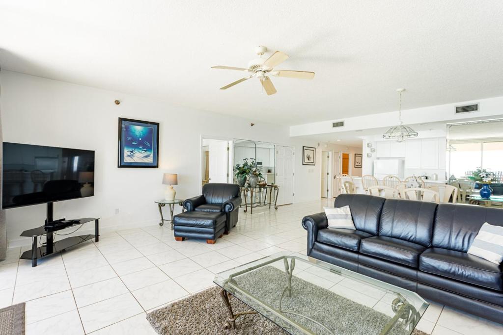 Three-Bedroom Apartment - Oceanfront photo 2