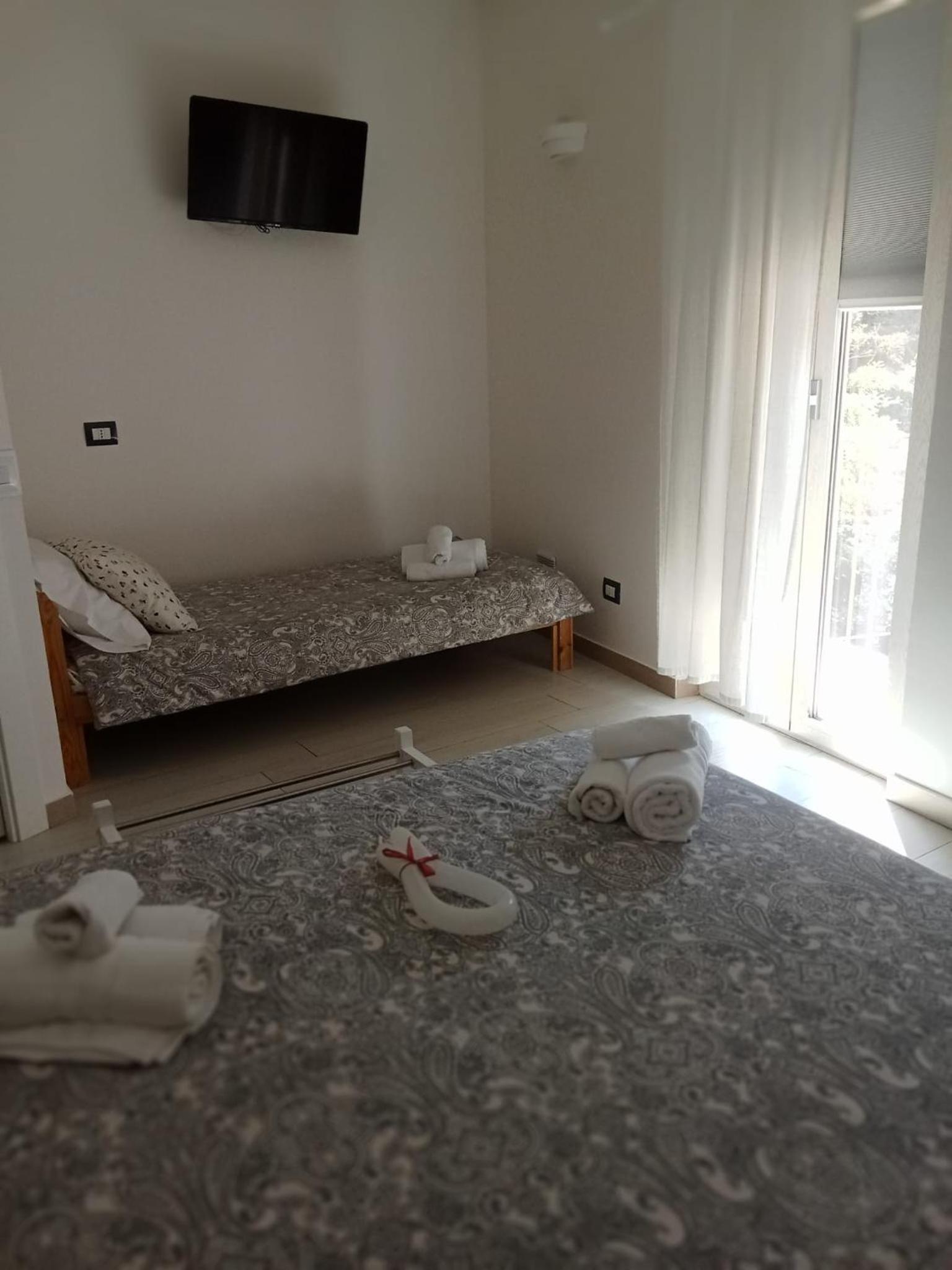Deluxe Double Room with Balcony - Photo 11