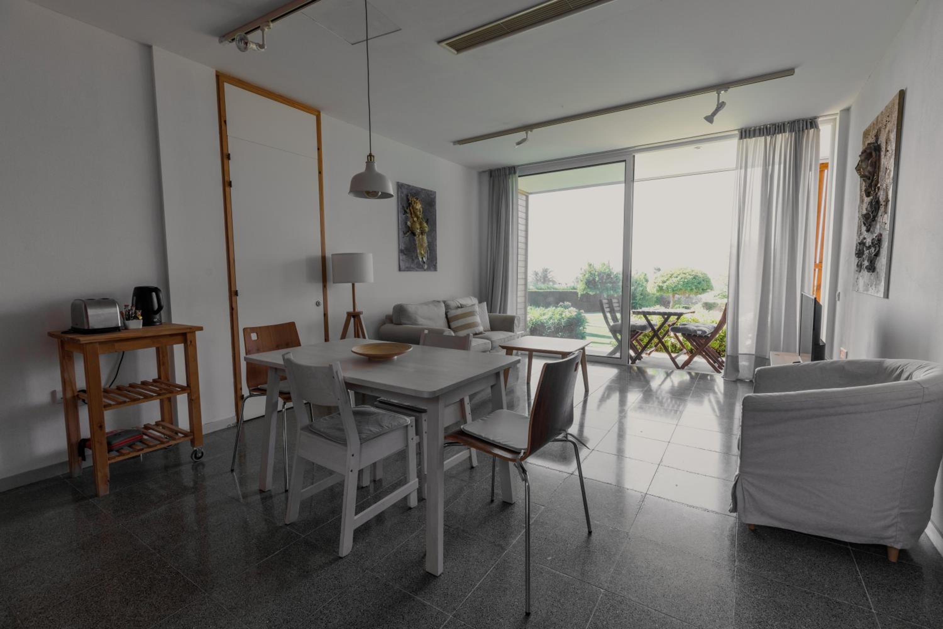 One-Bedroom Apartment - Photo 3