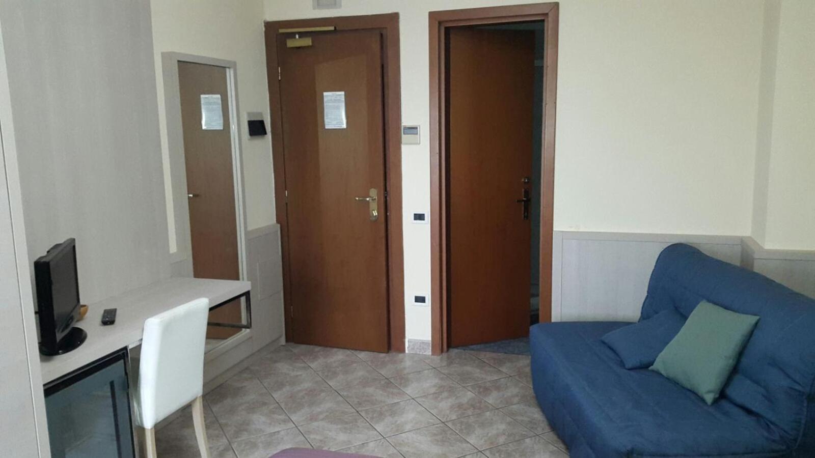 Double or Twin Room - Photo 6