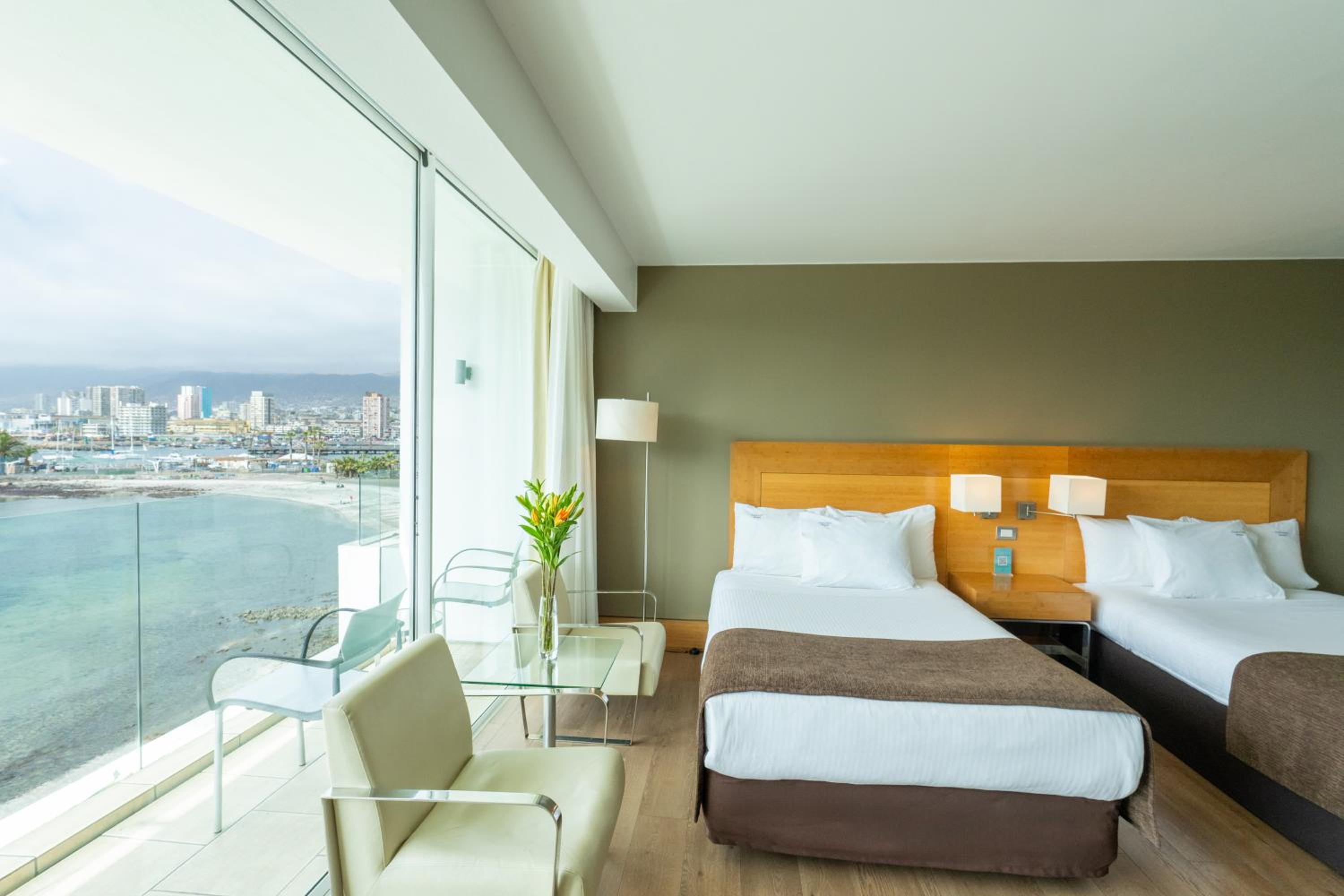 Twin Queen Suite with Sea View photo 3