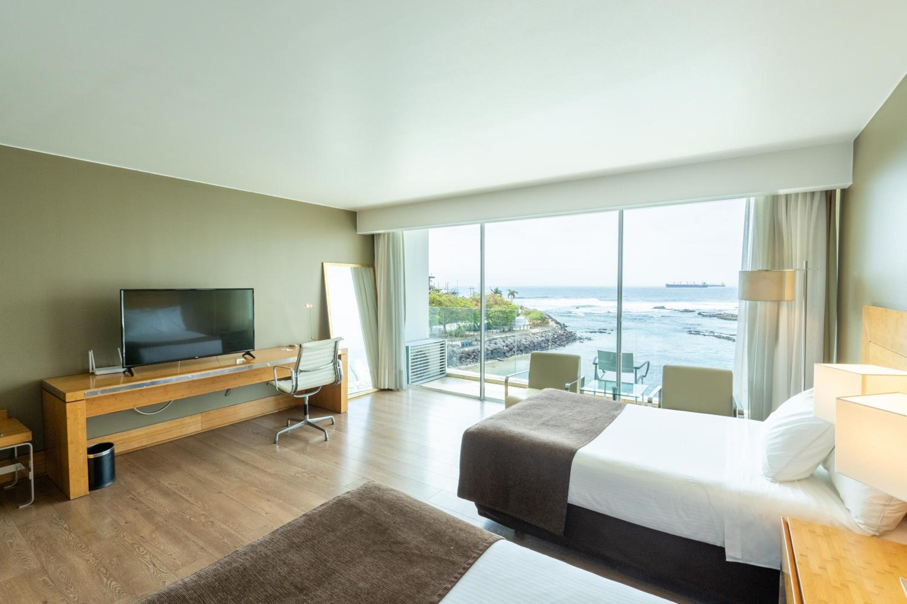 Twin Queen Suite with Sea View photo 2