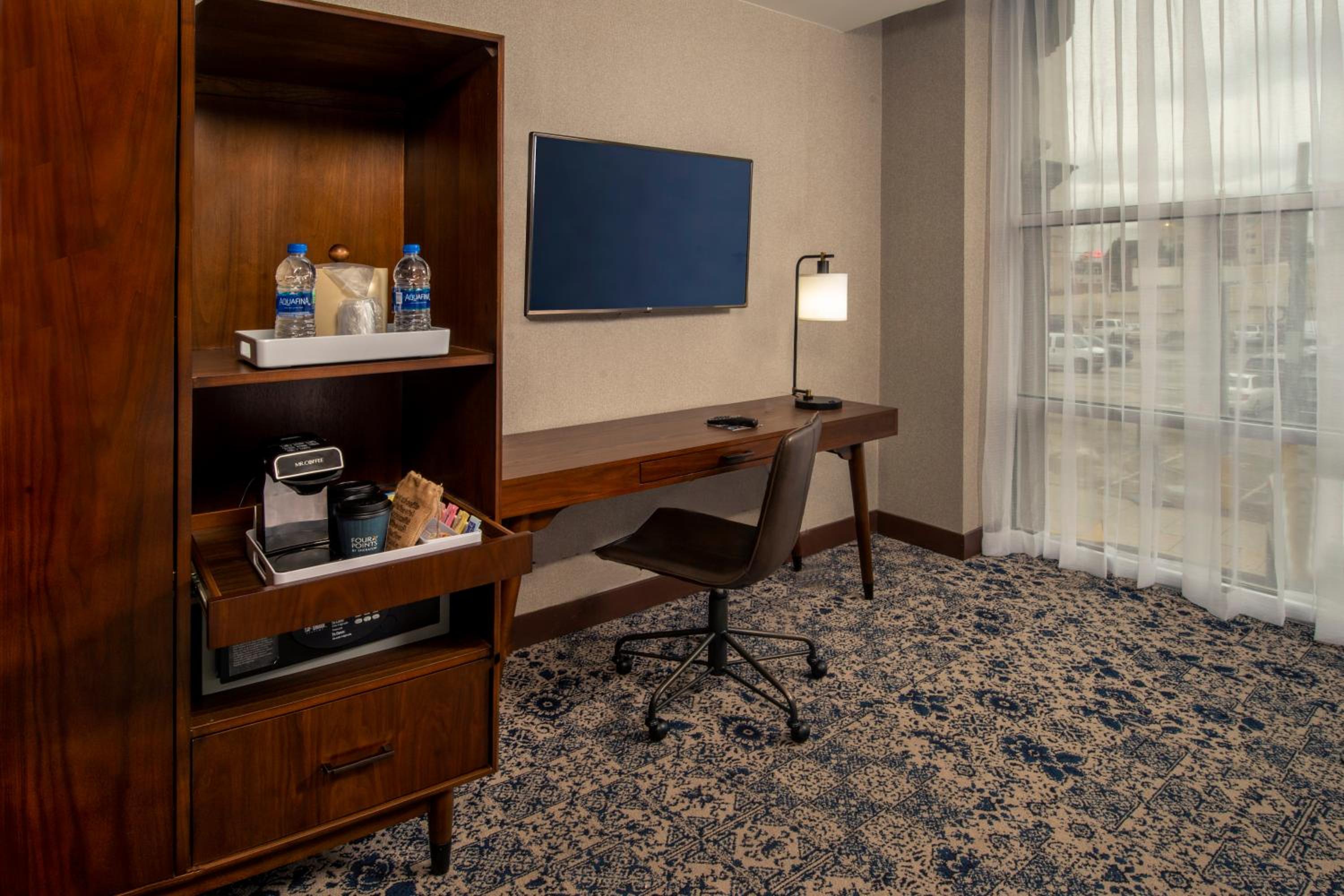 Traditional Standard King Room - Mobility/Hearing Accessible with Roll-In Shower