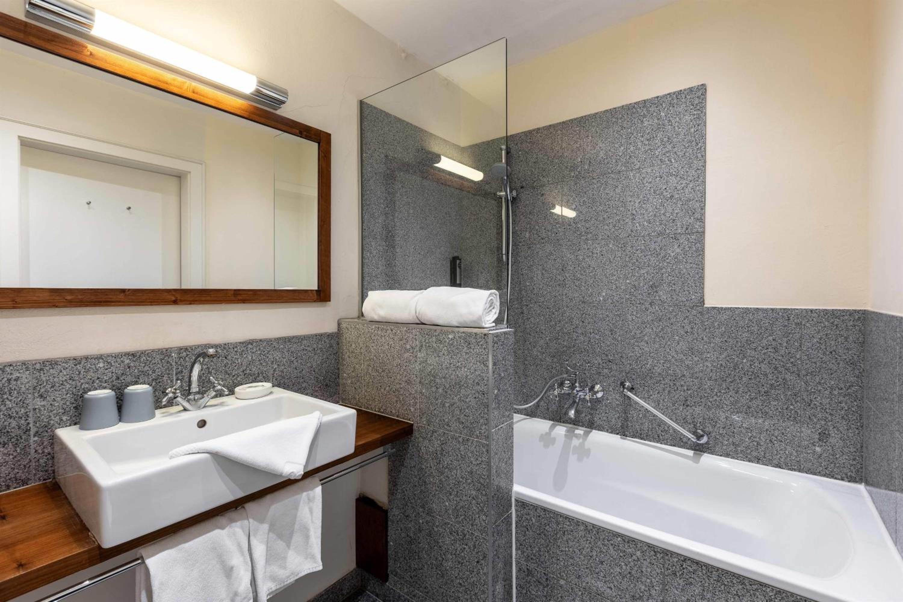 One-Bedroom Apartment with Bathroom photo 3