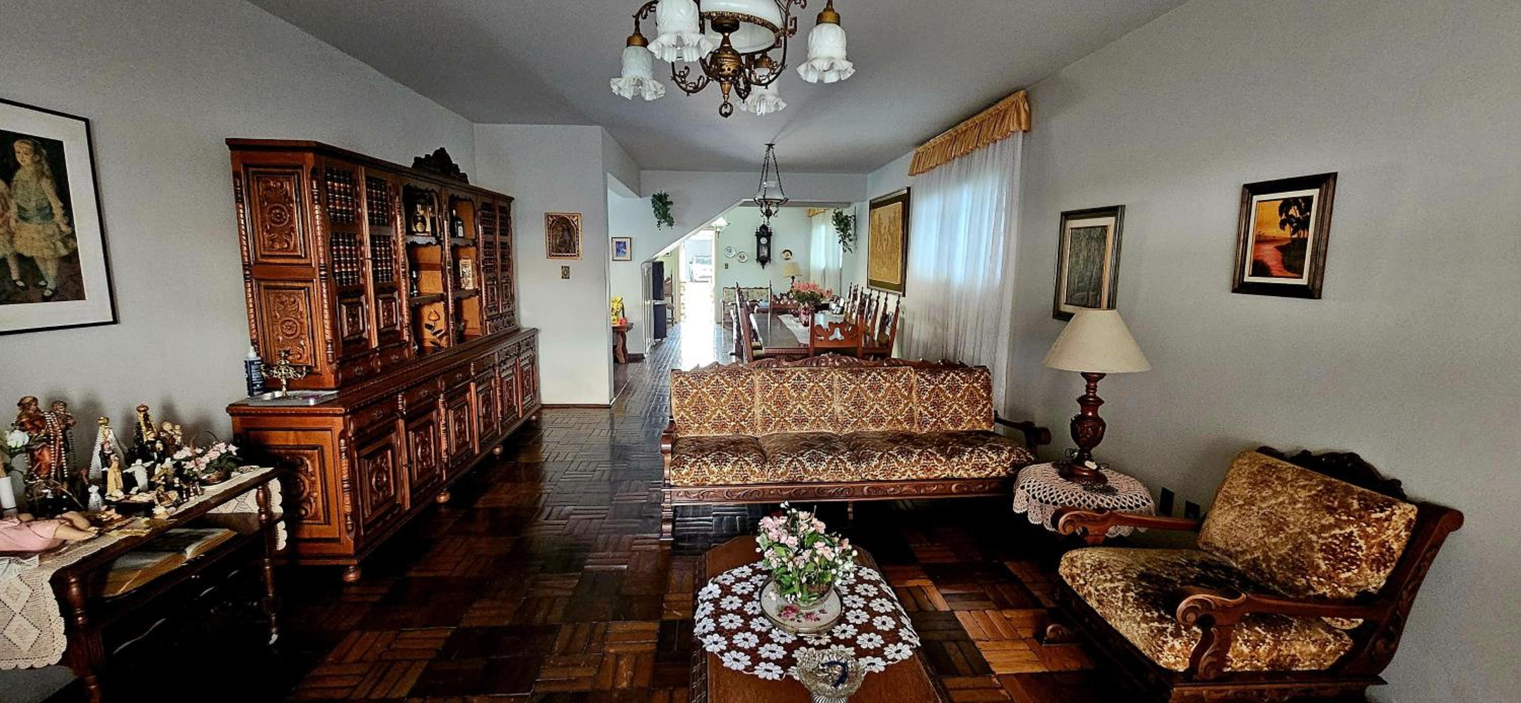 Five-Bedroom House photo 3