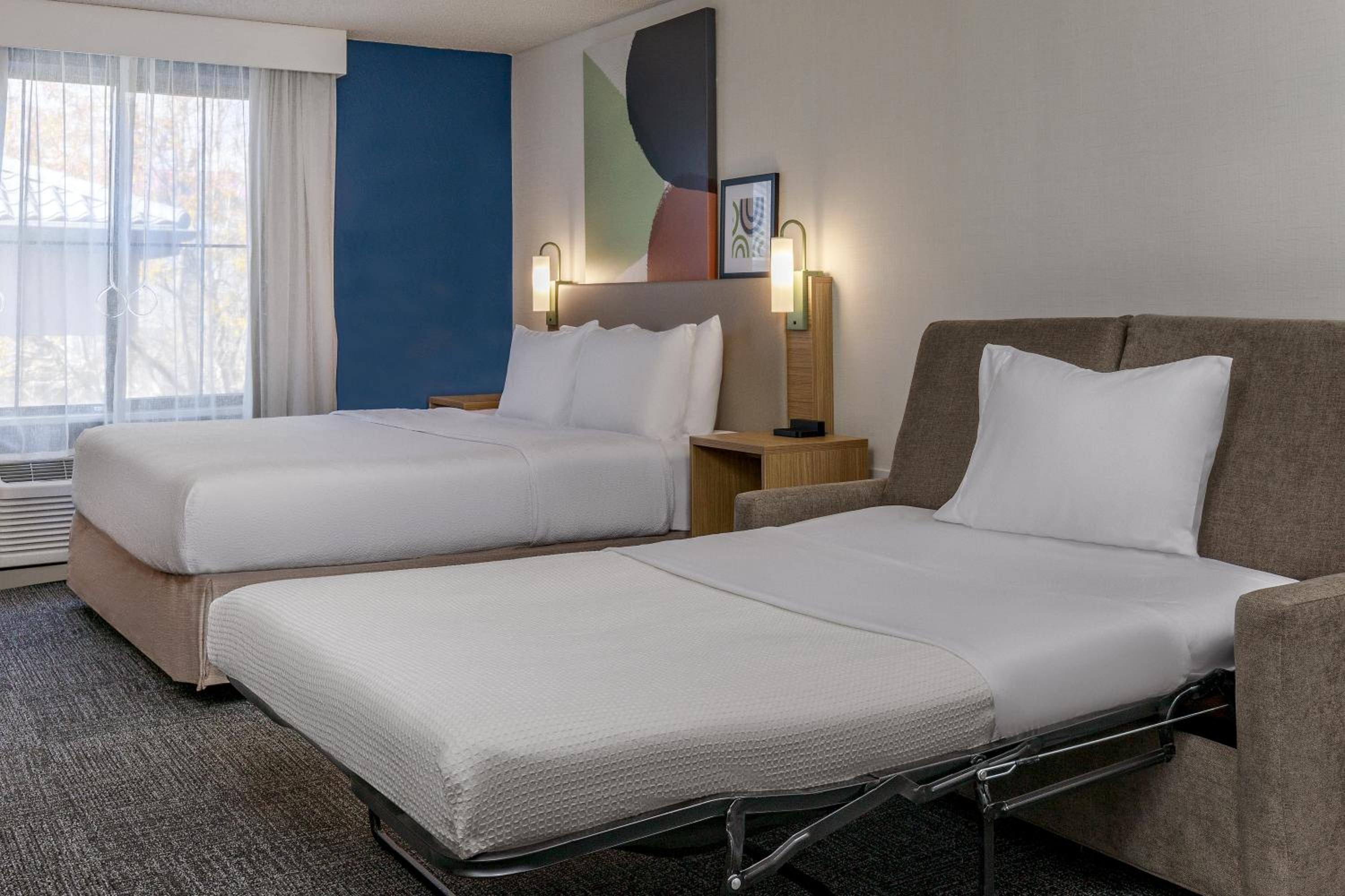 King Room with Sofa Bed - Non-Smoking - Photo 5