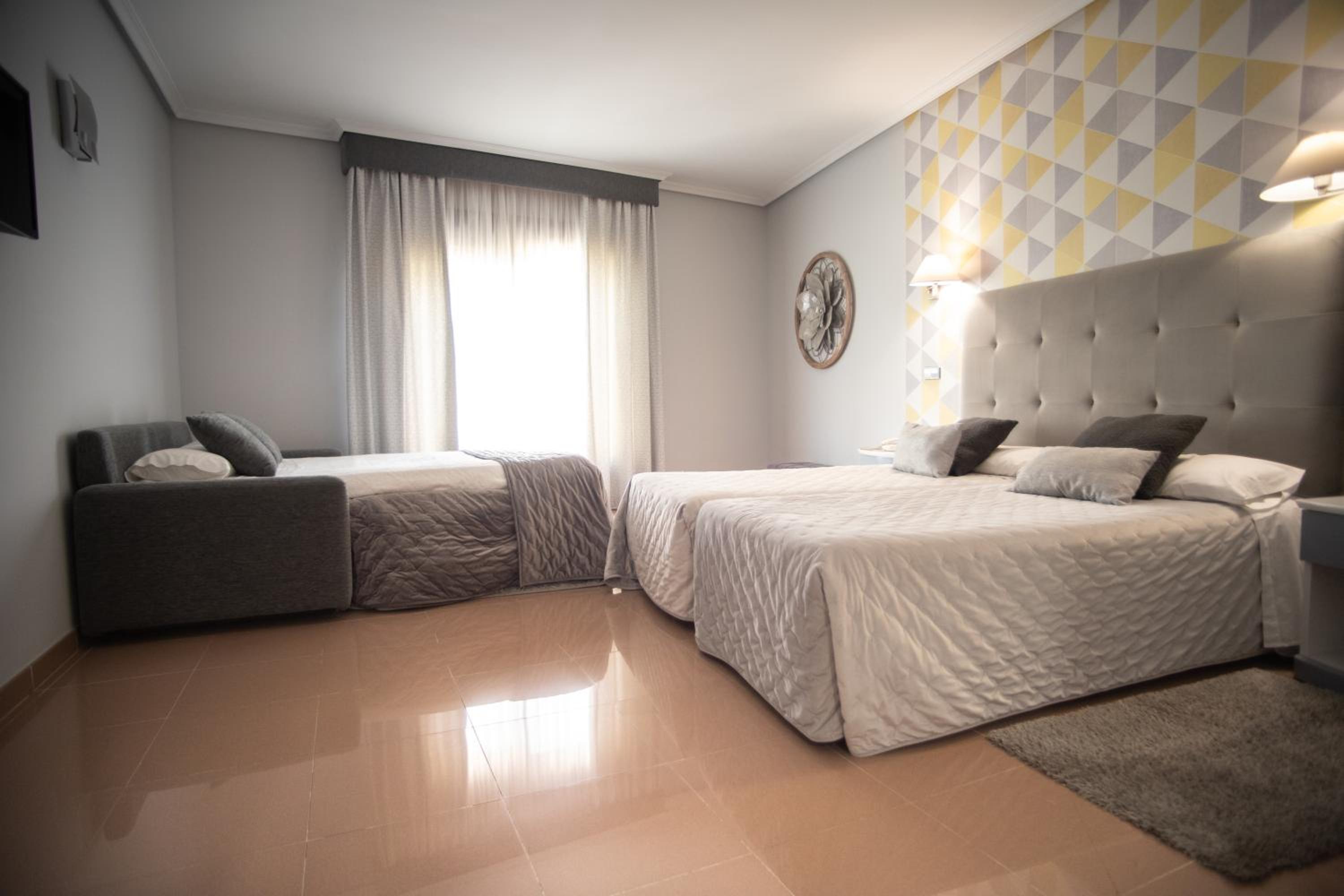 Twin Room with Extra Bed photo 2