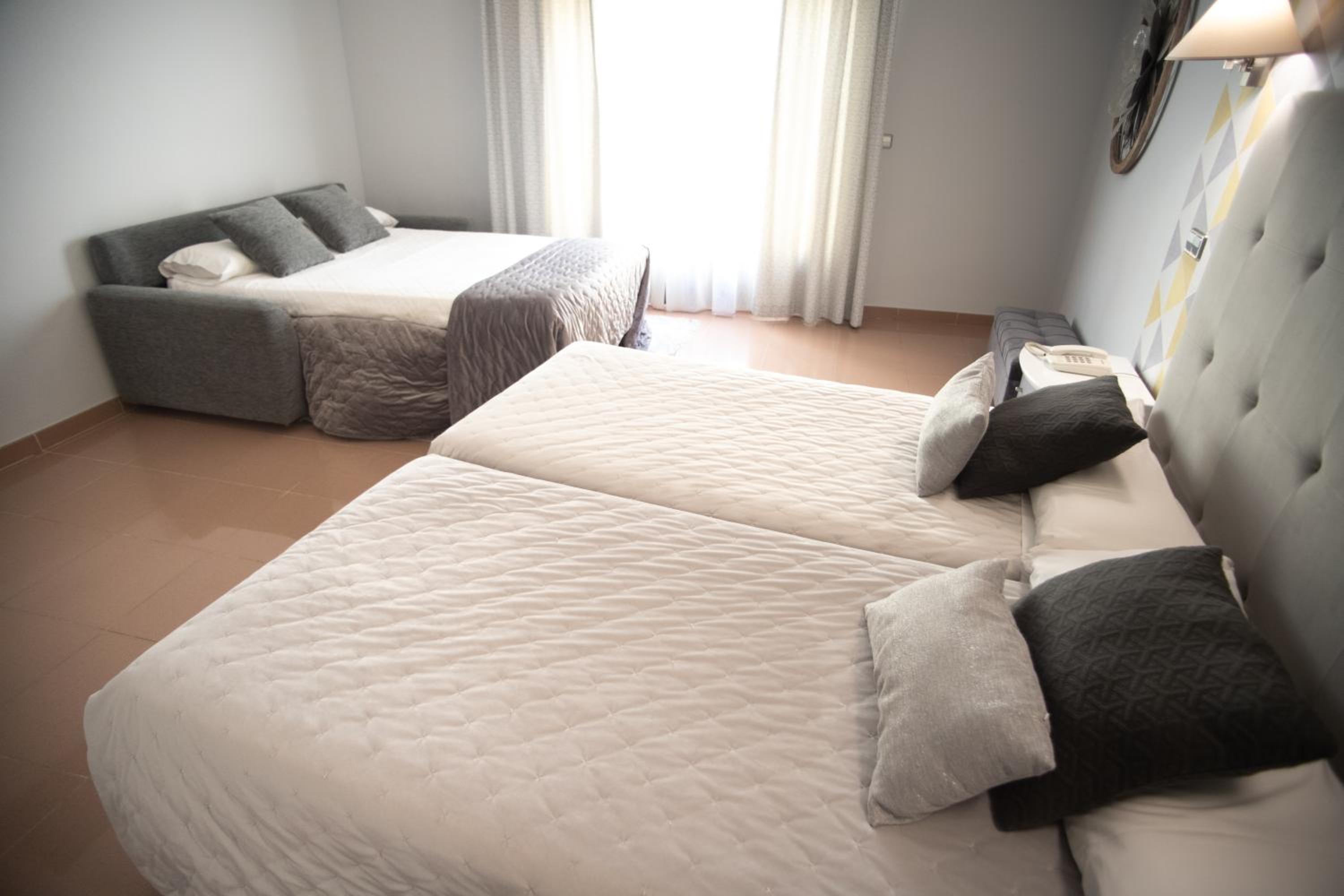 Twin Room with Extra Bed photo 3
