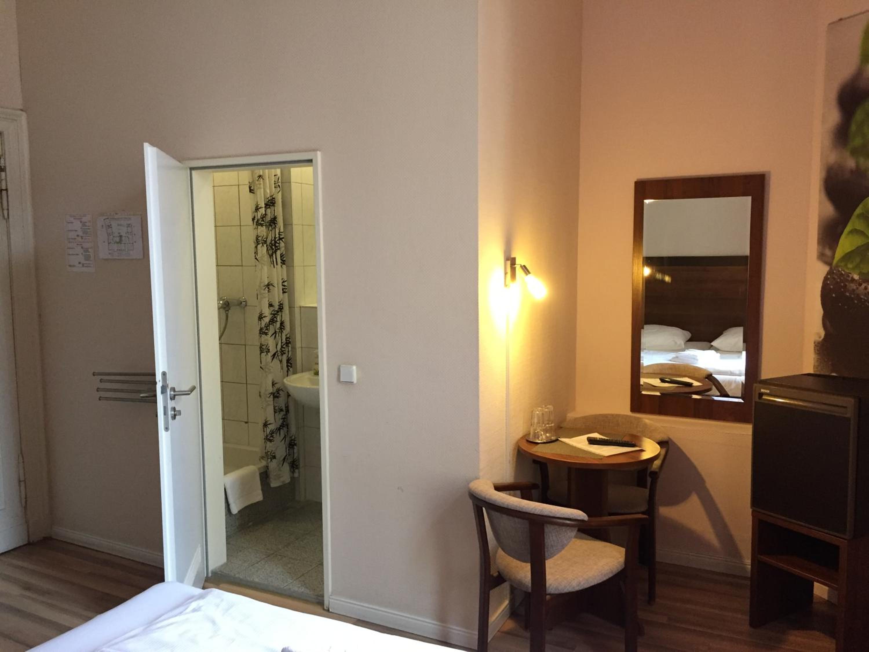 Single Room photo 3