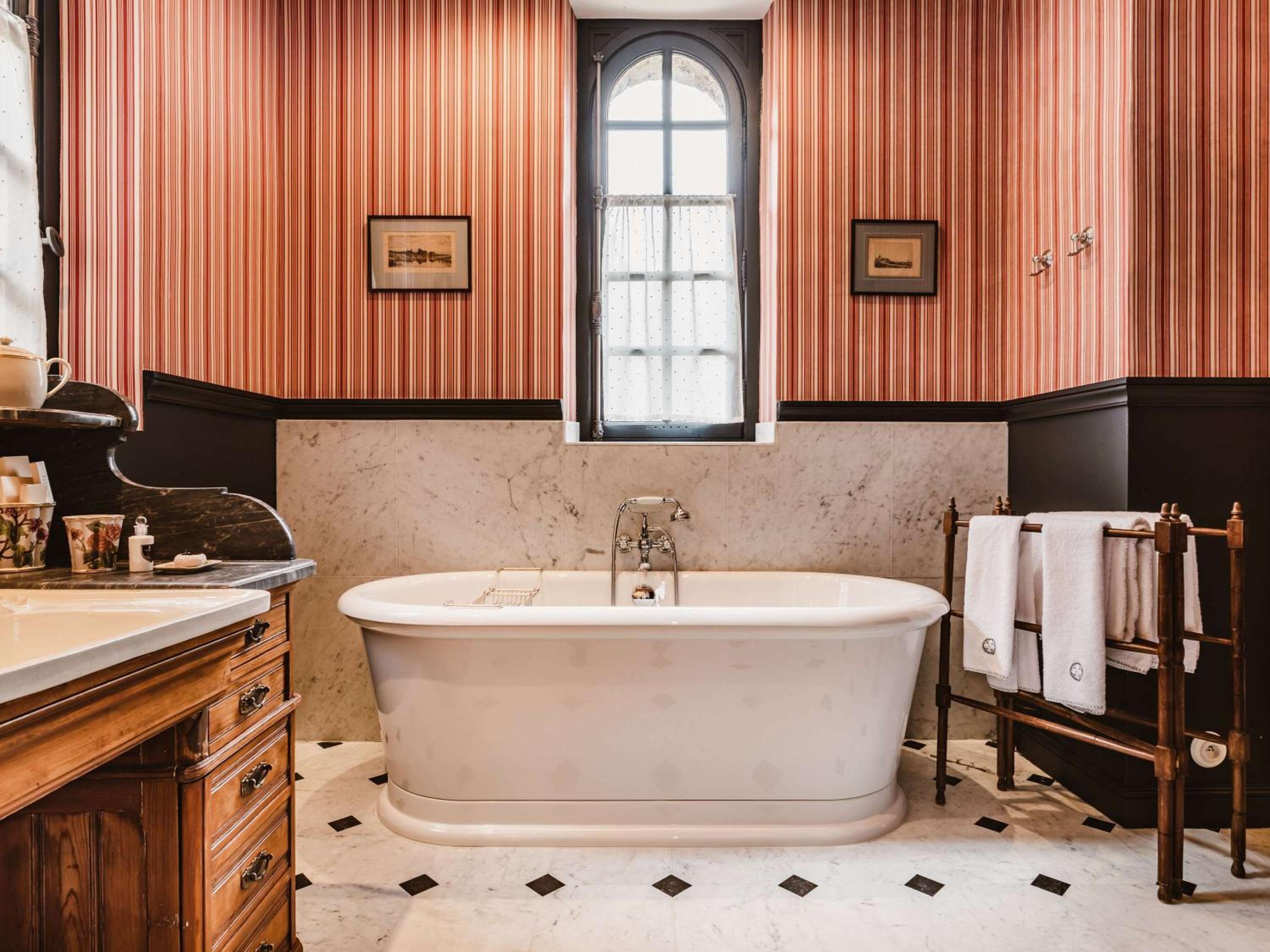 L’ABBAYE – PRESTIGE SUITE, 1 King bed, estate view, first floor - Photo 4