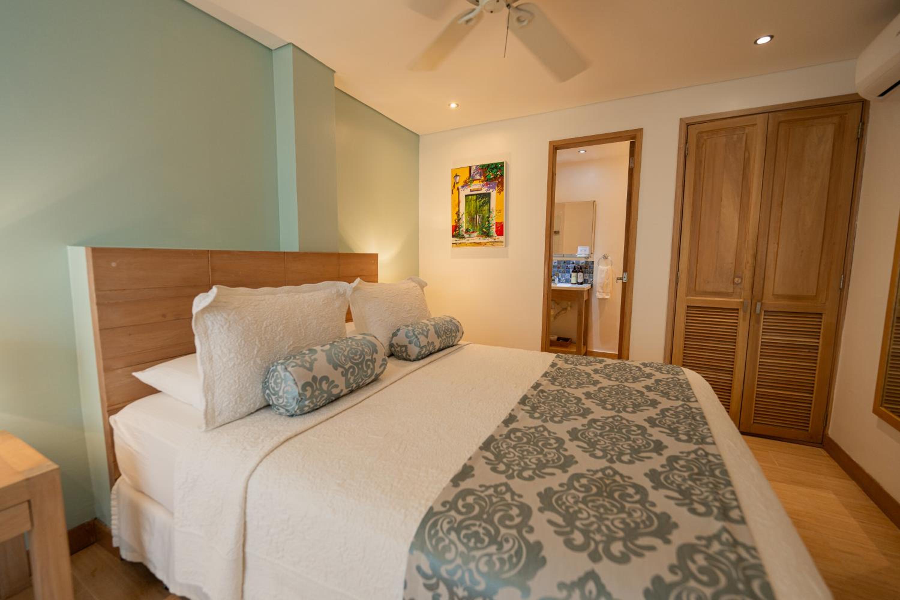 Standard Queen Room photo 2