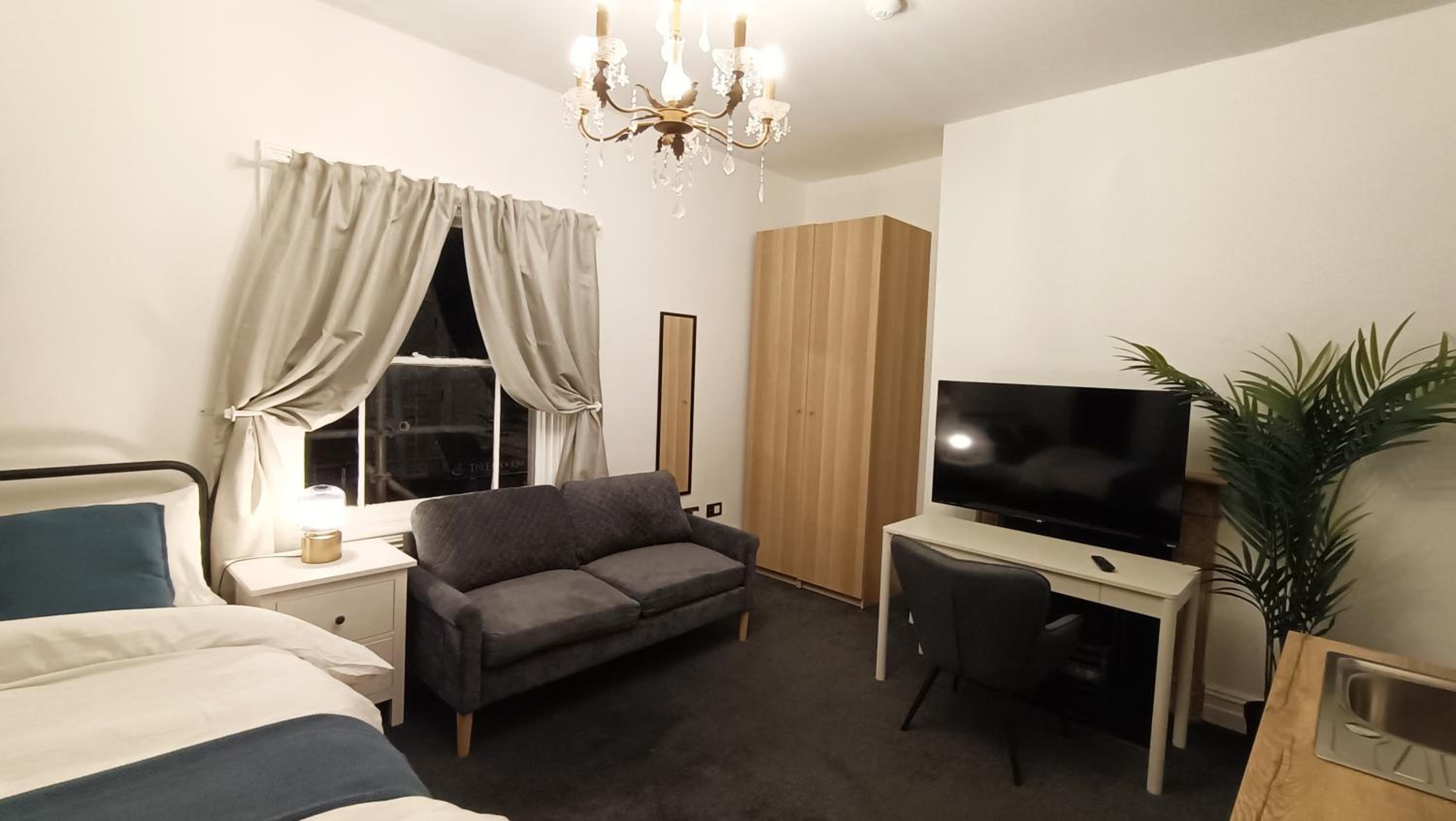 Deluxe One-Bedroom Apartment photo 1