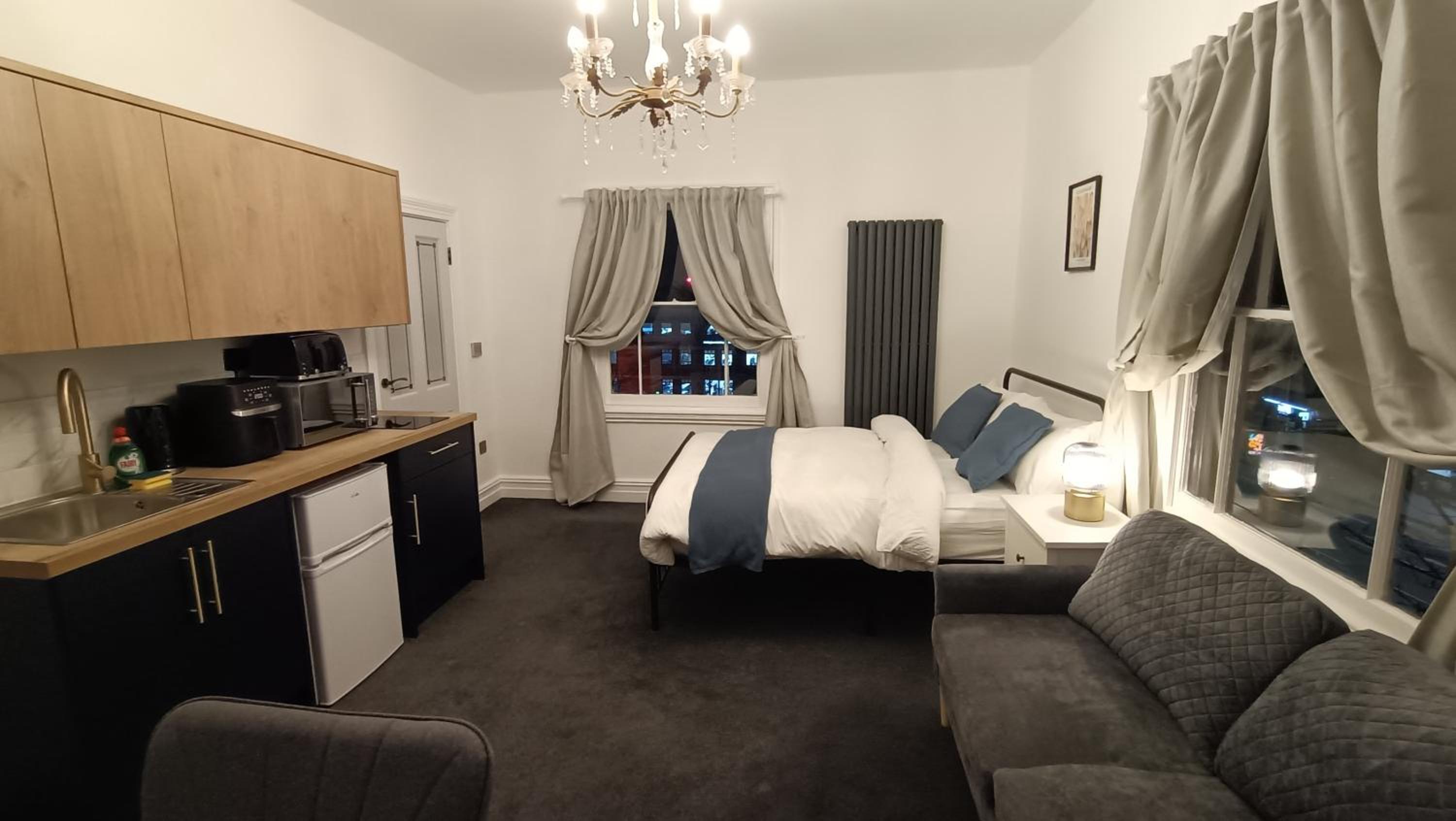 Deluxe One-Bedroom Apartment photo 3