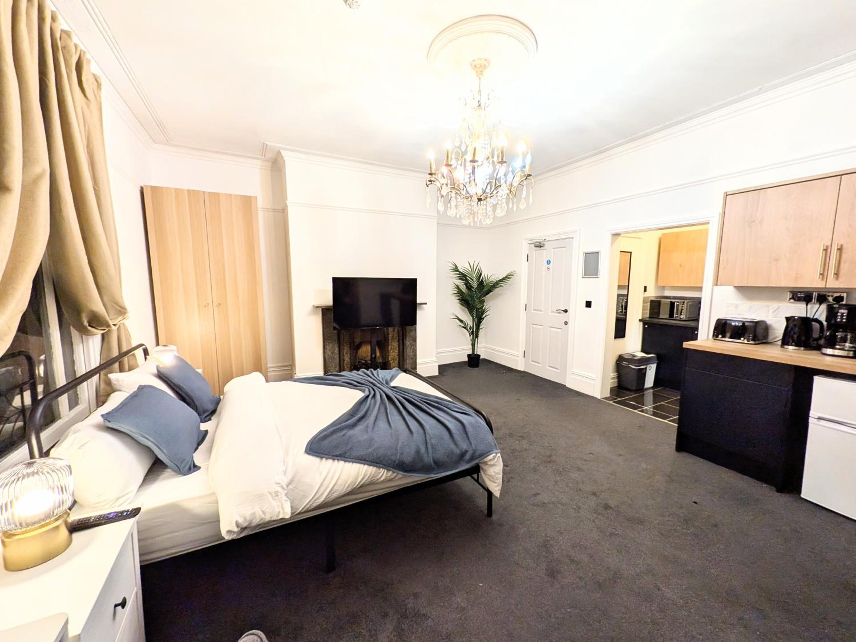 One-Bedroom Apartment - Non-Smoking photo 2
