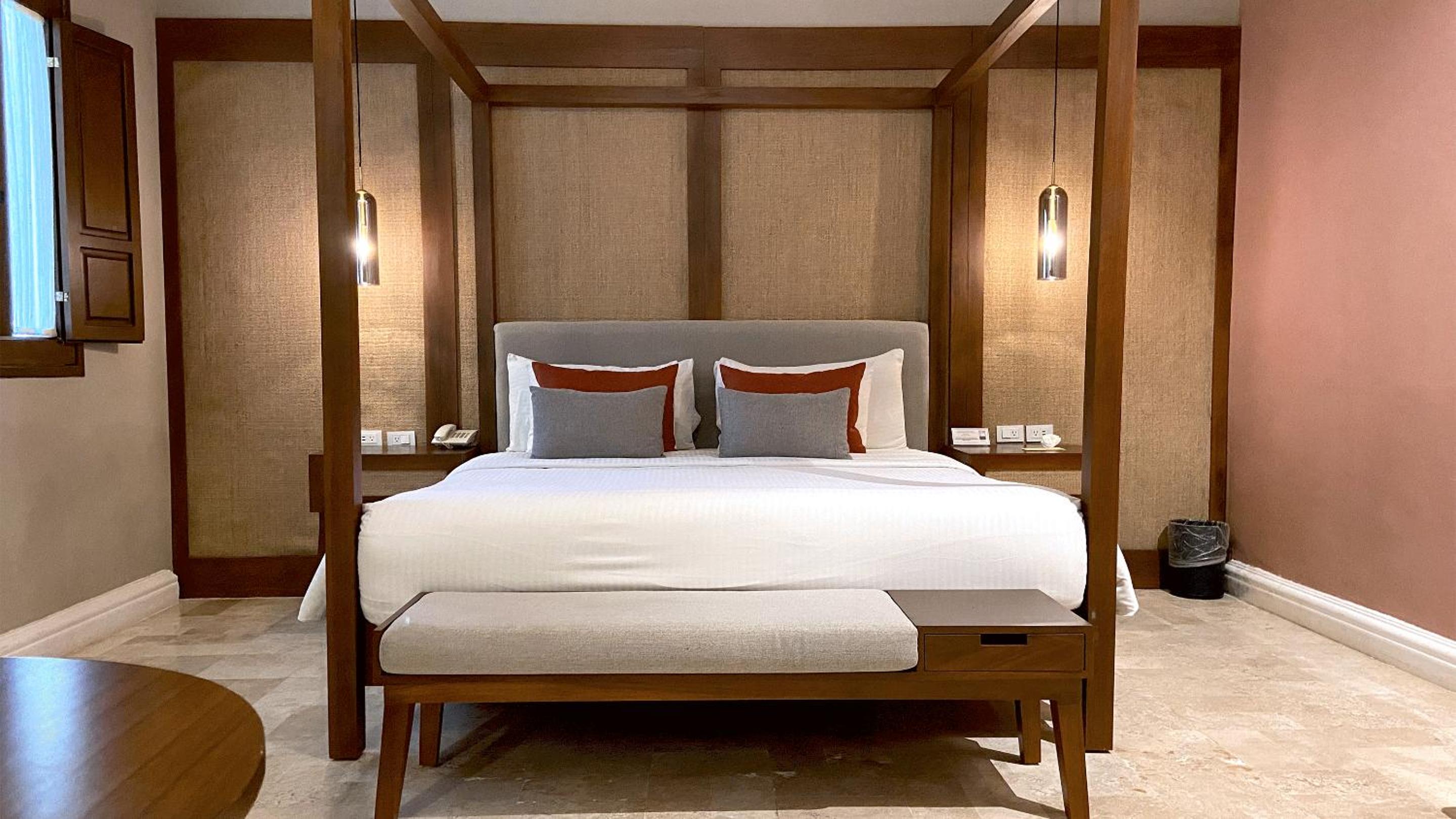 Queen Room with Pool View - Photo 1
