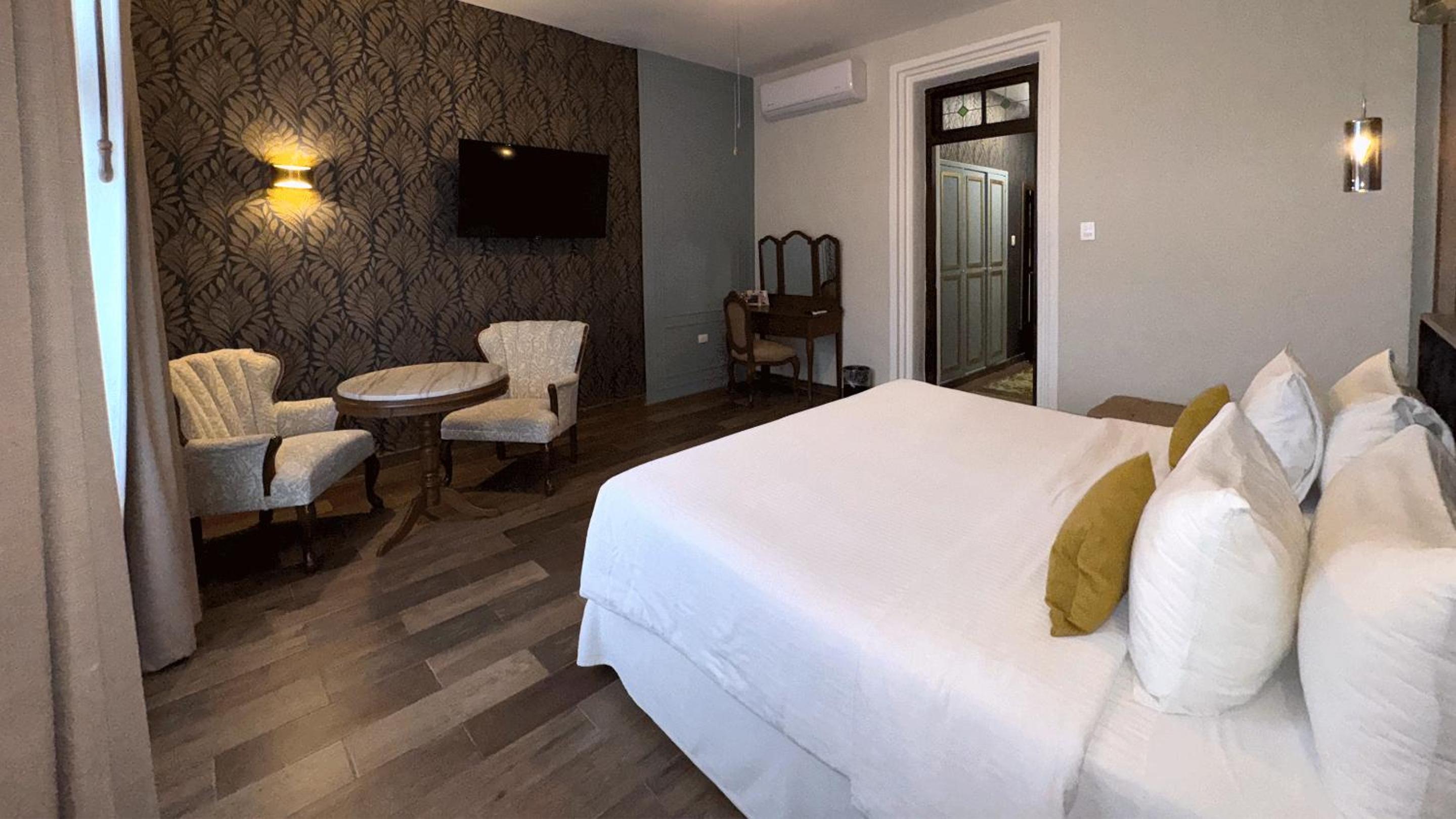 Suite with City View - Photo 7
