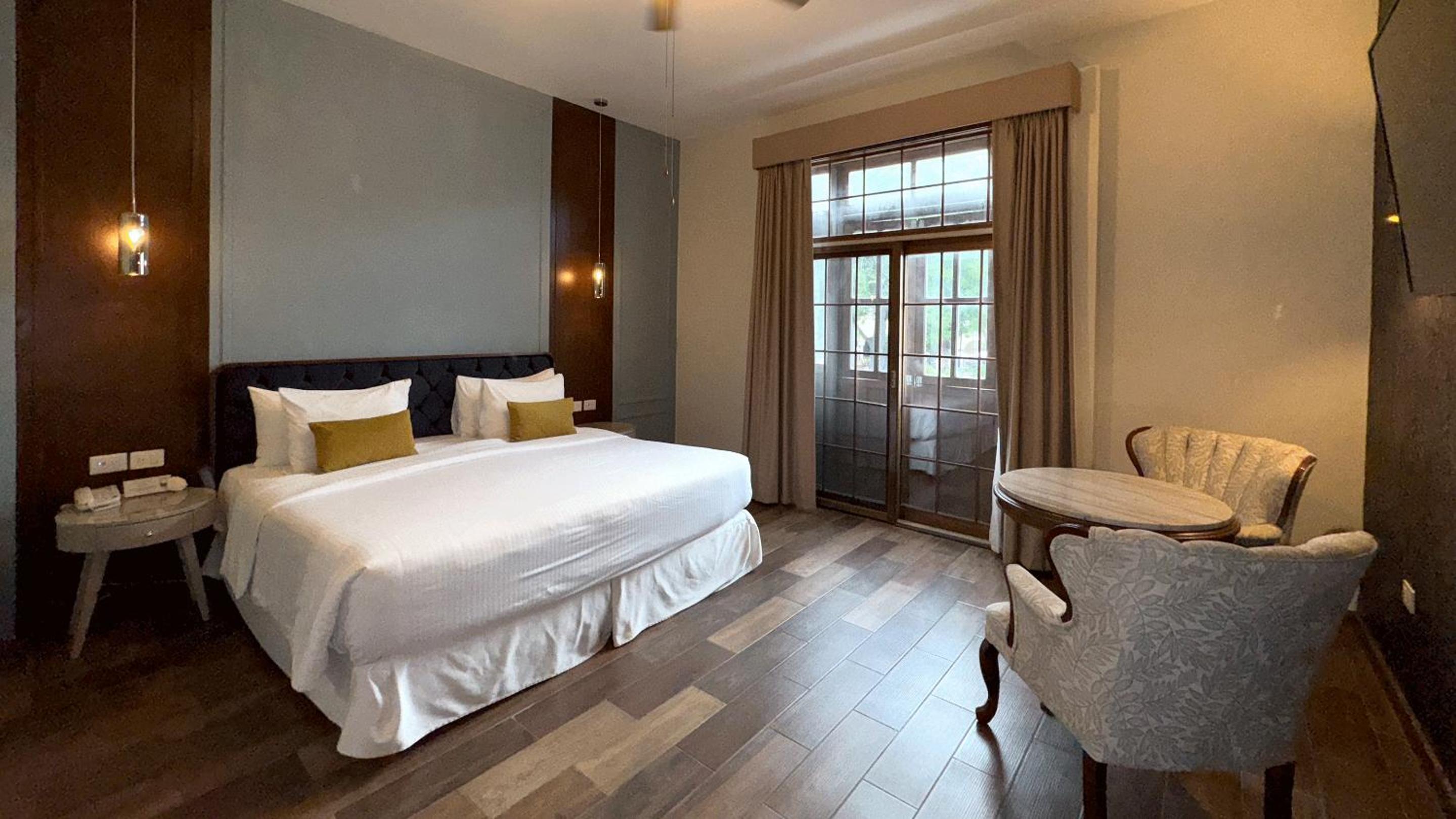 Suite with City View - Photo 8