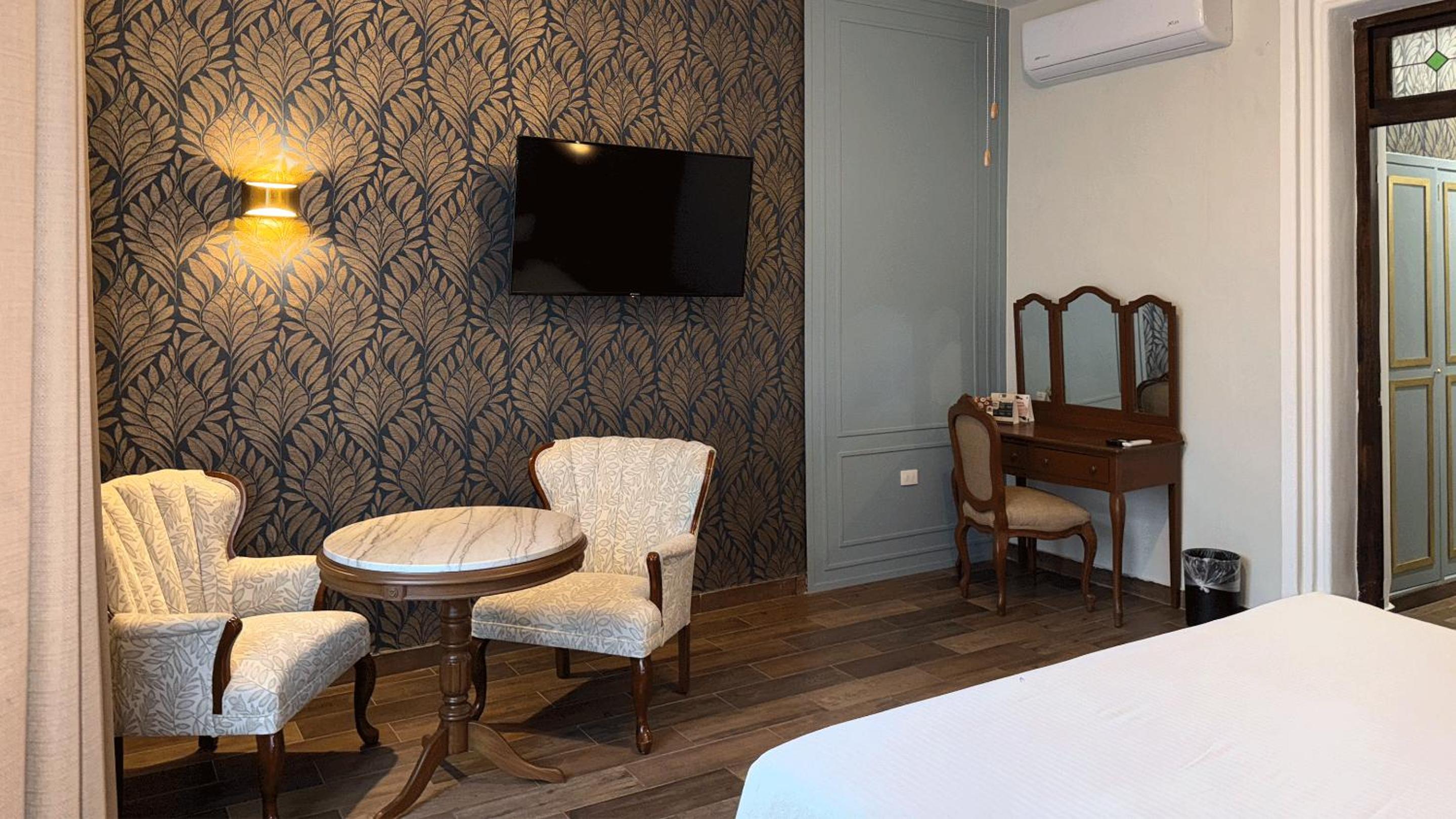 Suite with City View - Photo 9
