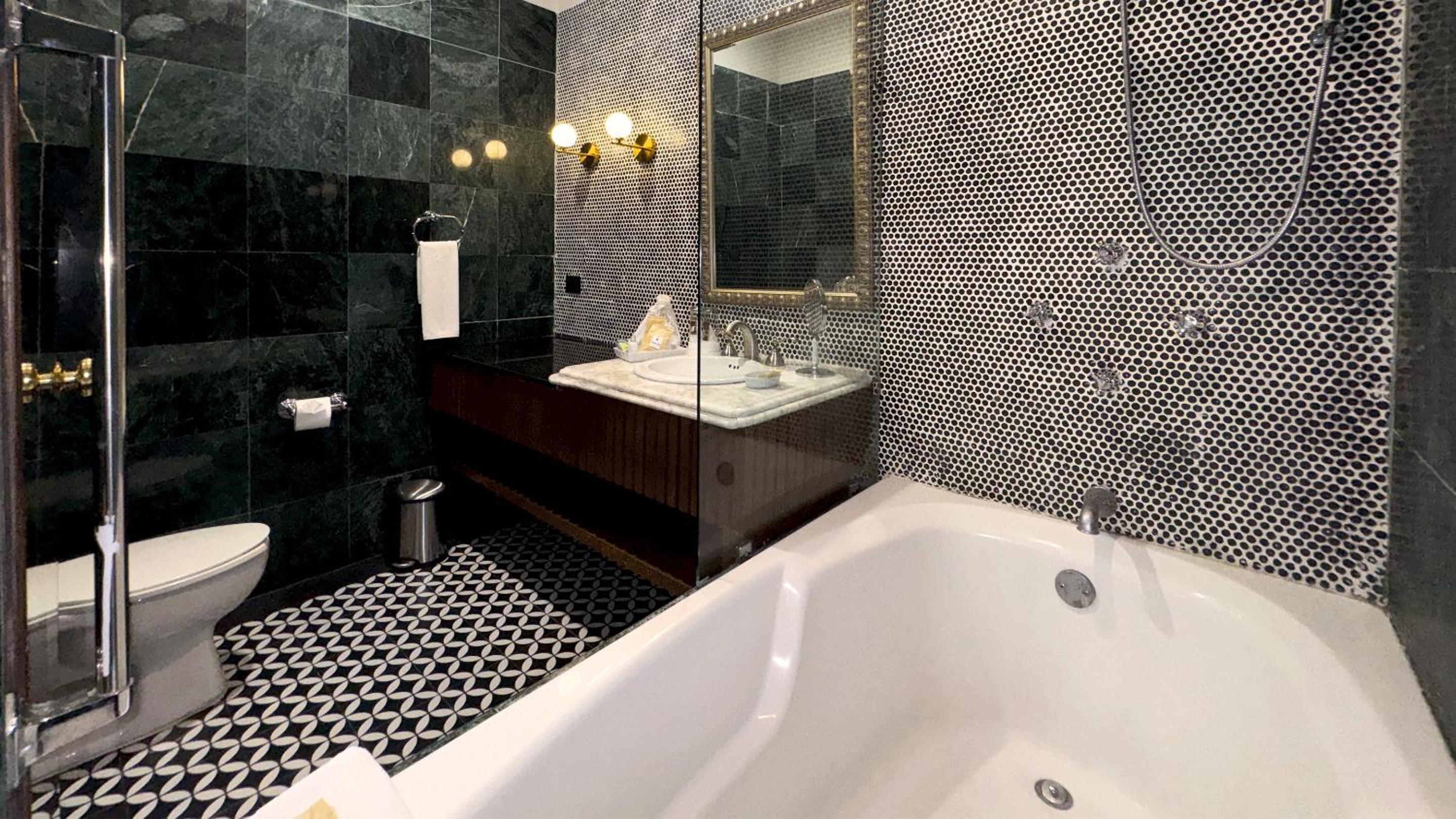 Suite with City View - Photo 10