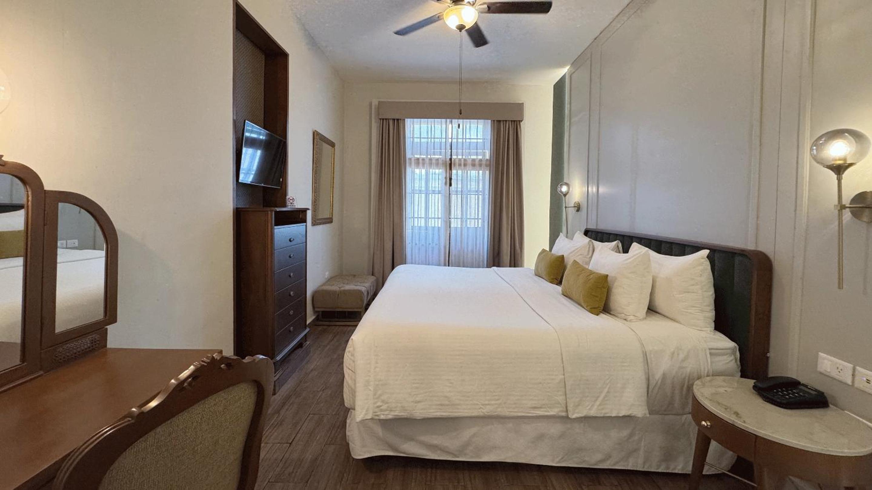 Suite with City View - Photo 5