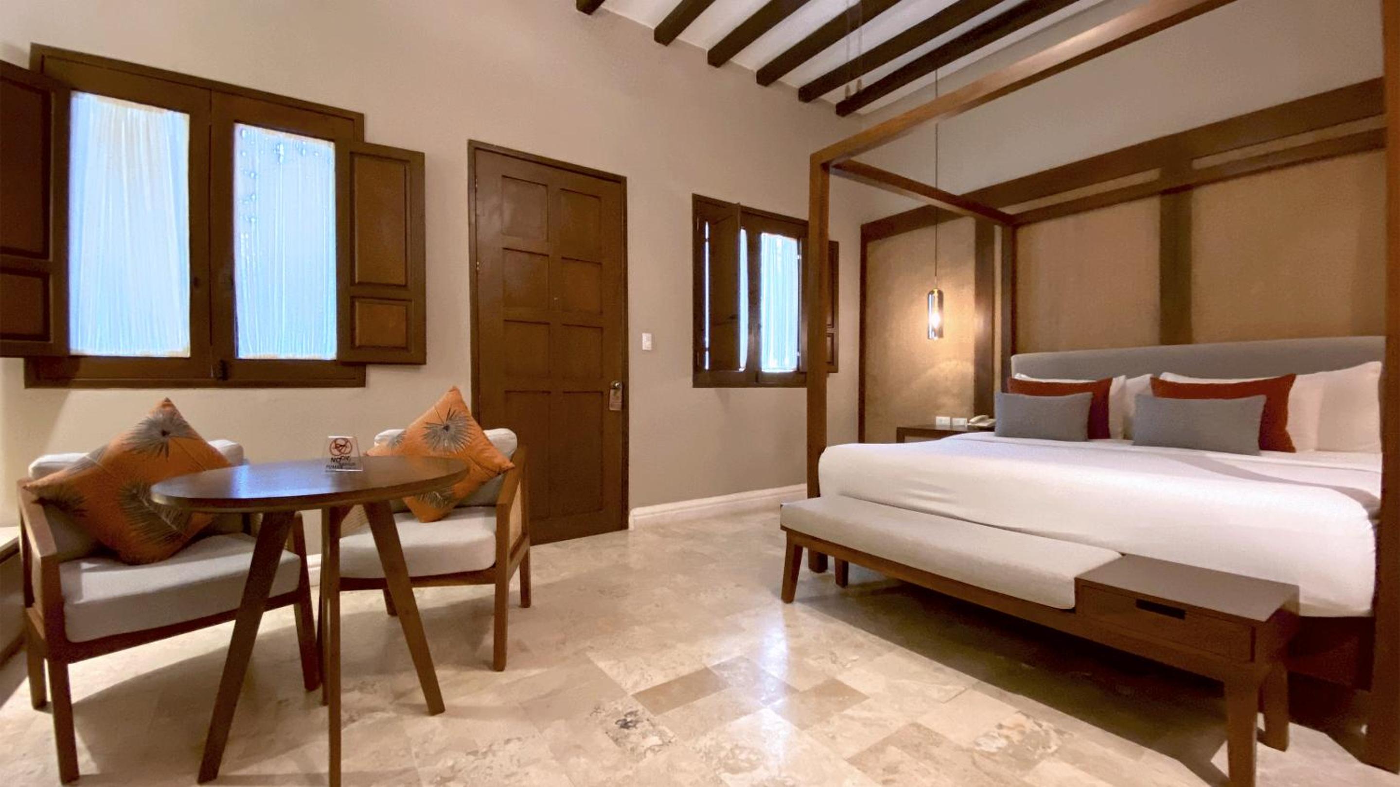 Queen Room with Pool View - Photo 2