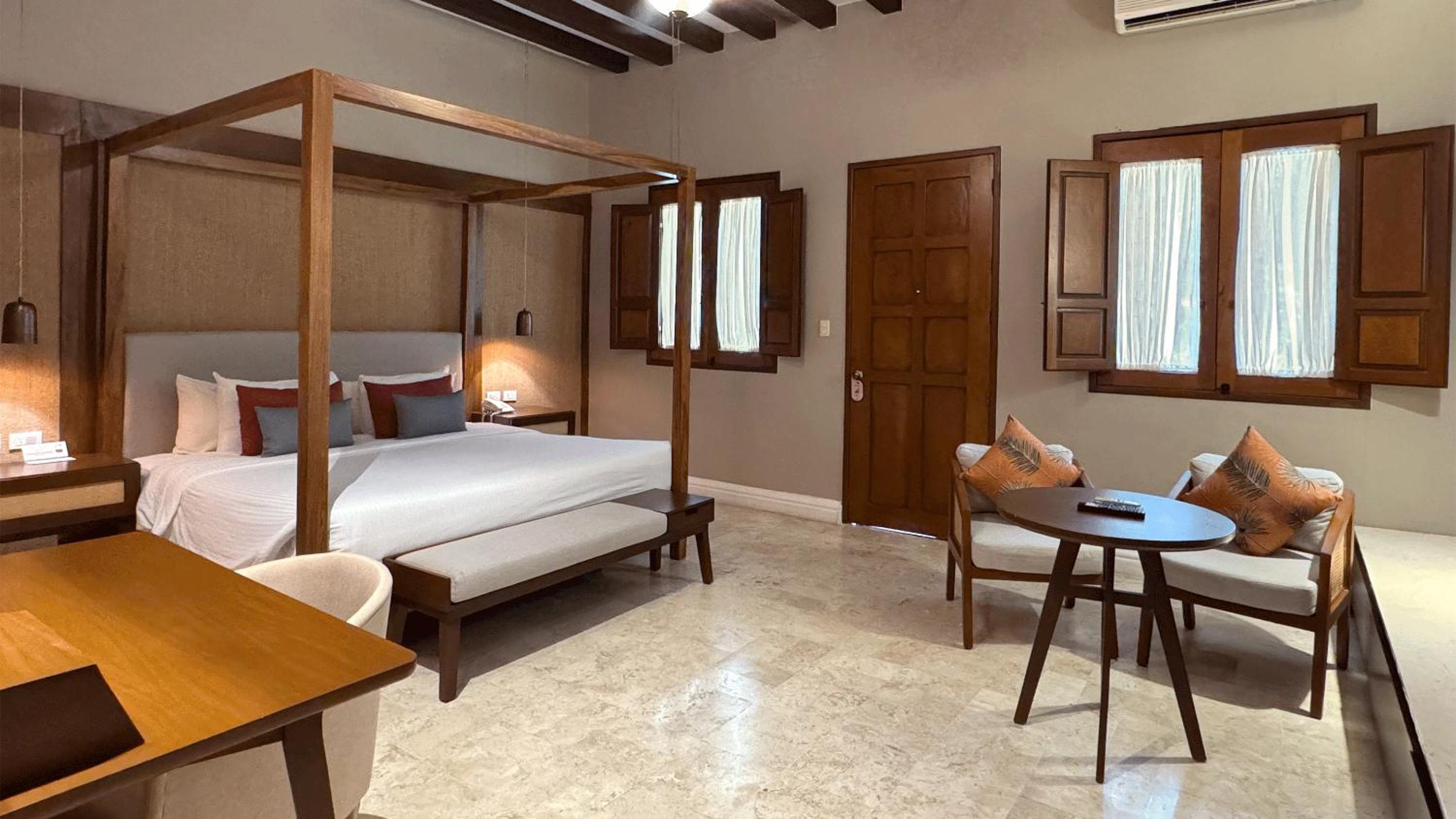Queen Room with Pool View - Photo 4