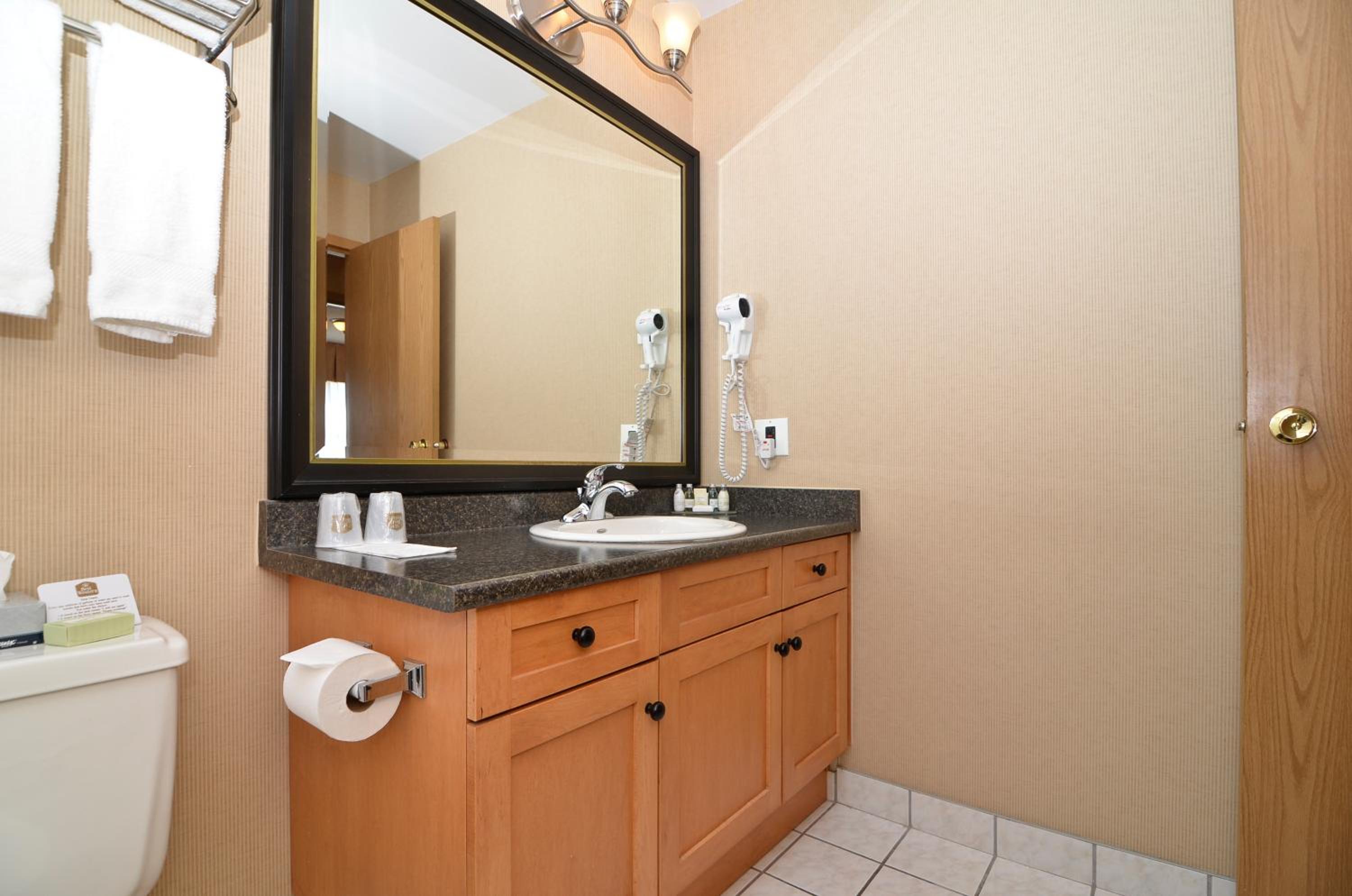 Two Bedroom Queen Suite with Sofa Bed - Photo 2