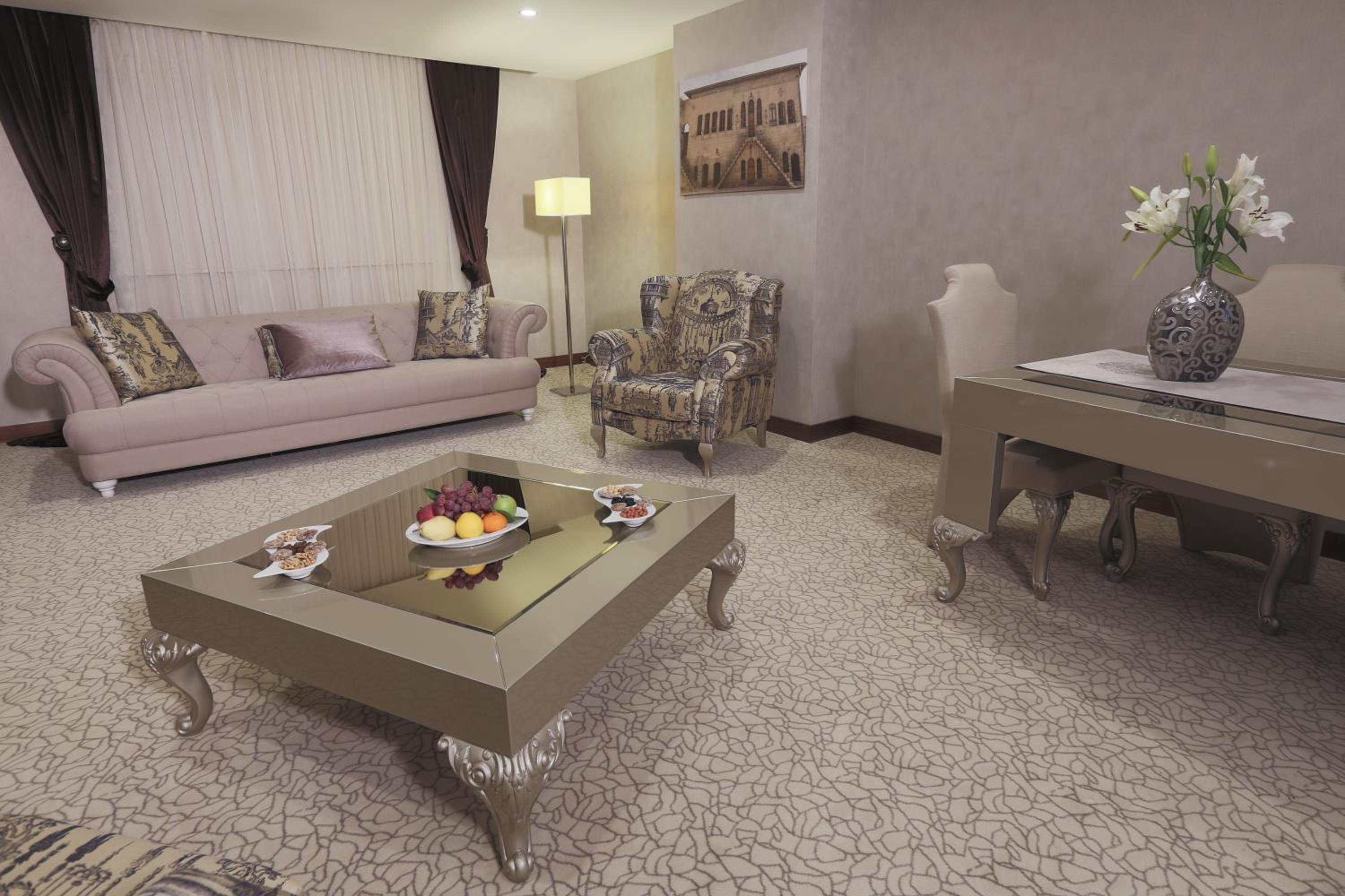 King Suite with Spa Bath - Photo 2