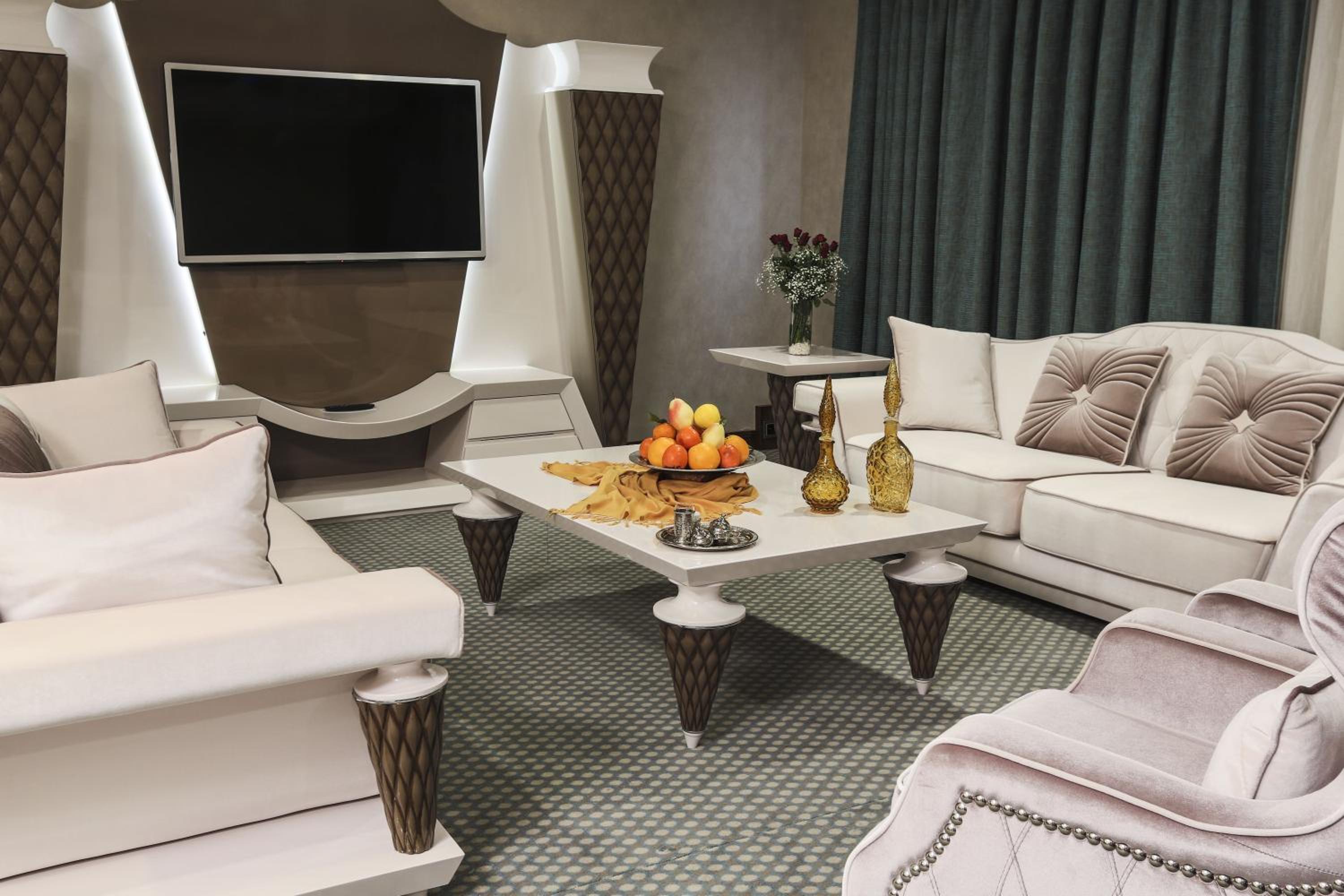 King Suite with Spa Bath - Photo 1