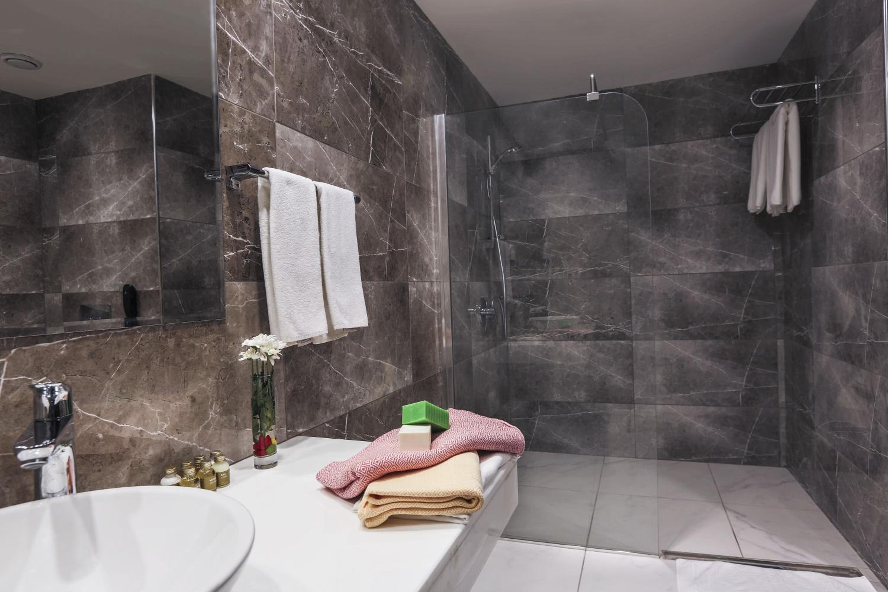 King Suite with Spa Bath - Photo 9