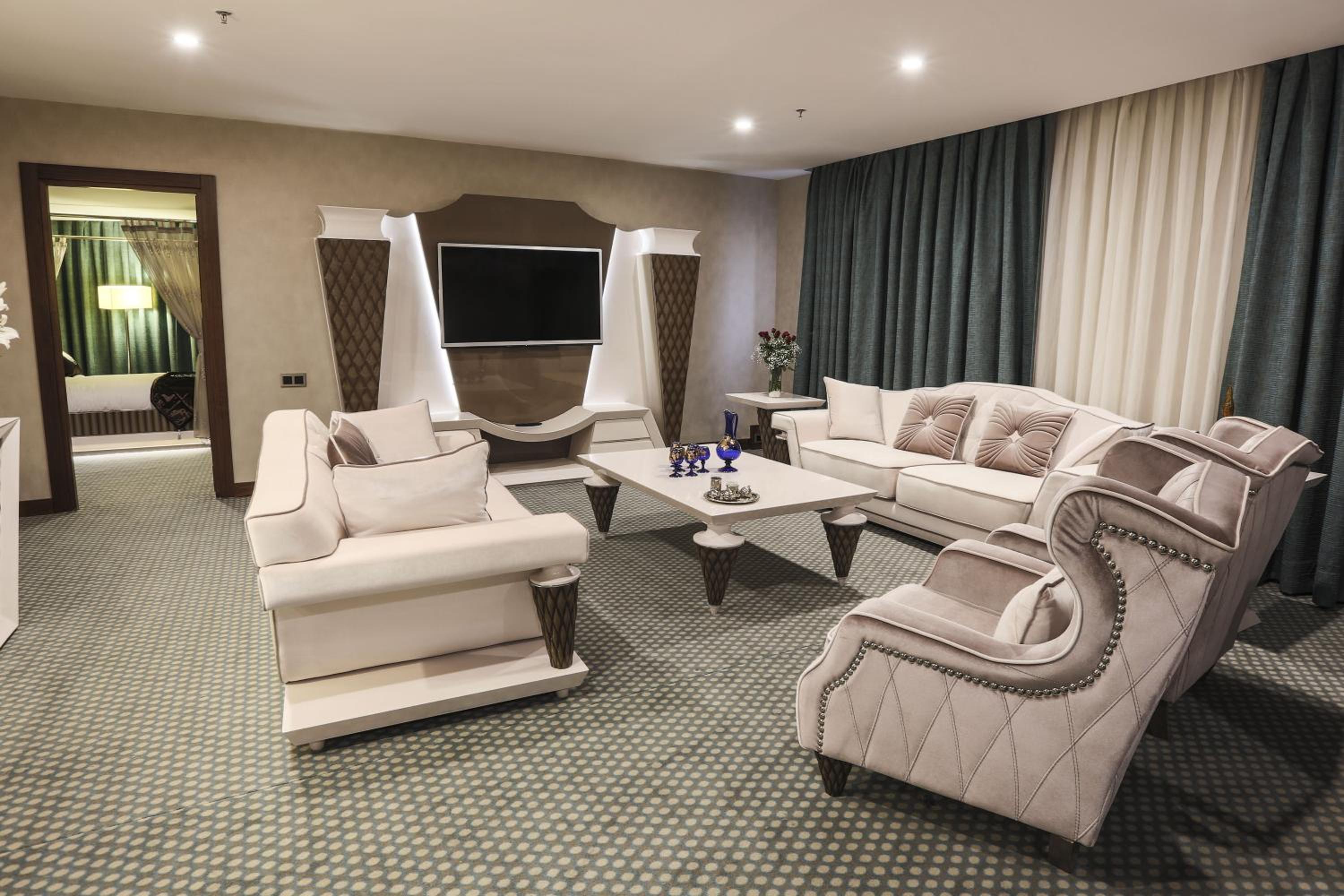 King Suite with Spa Bath - Photo 4