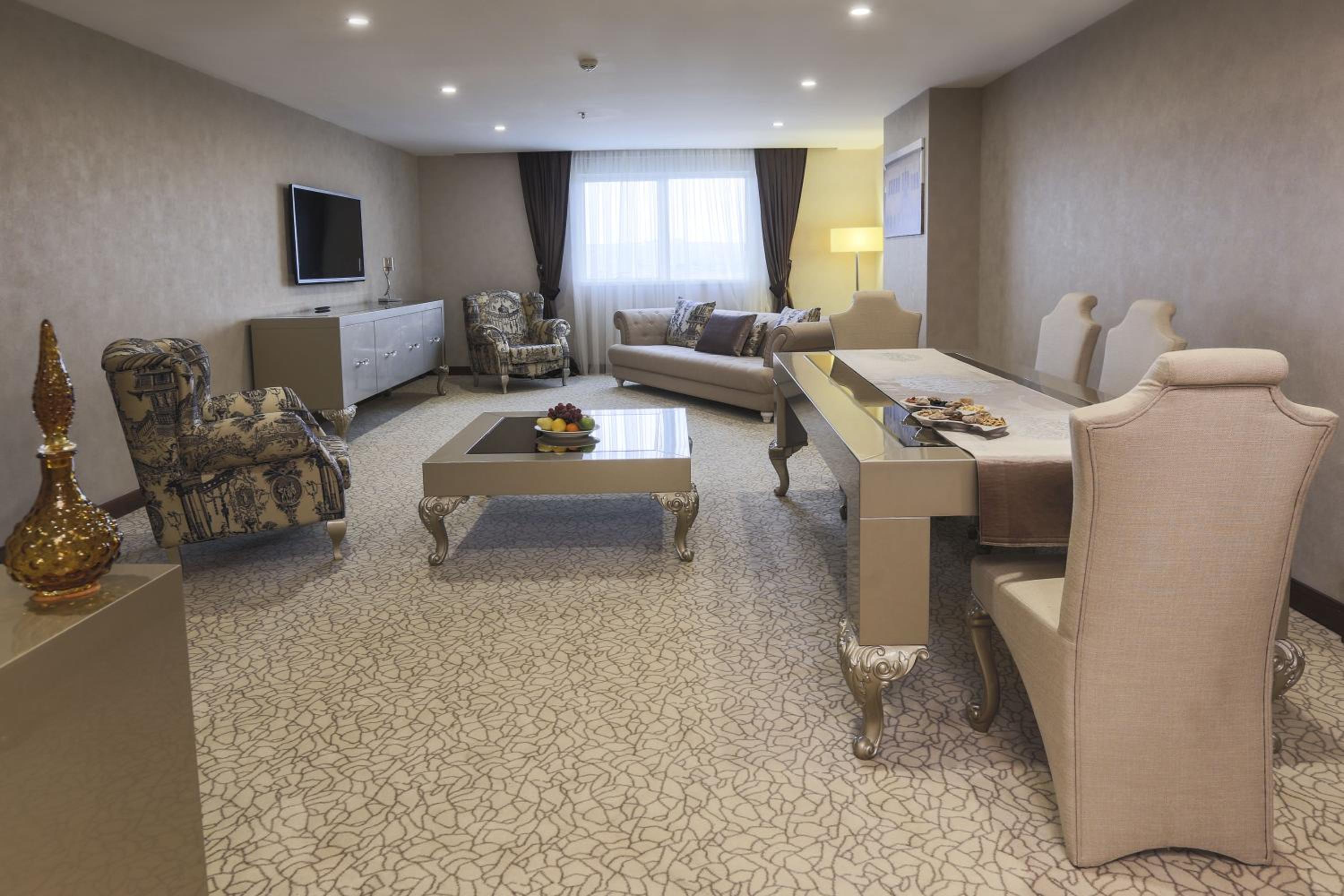 King Suite with Spa Bath - Photo 3