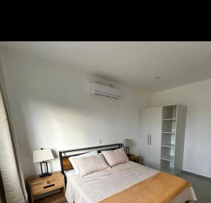 Five-Bedroom House photo 1