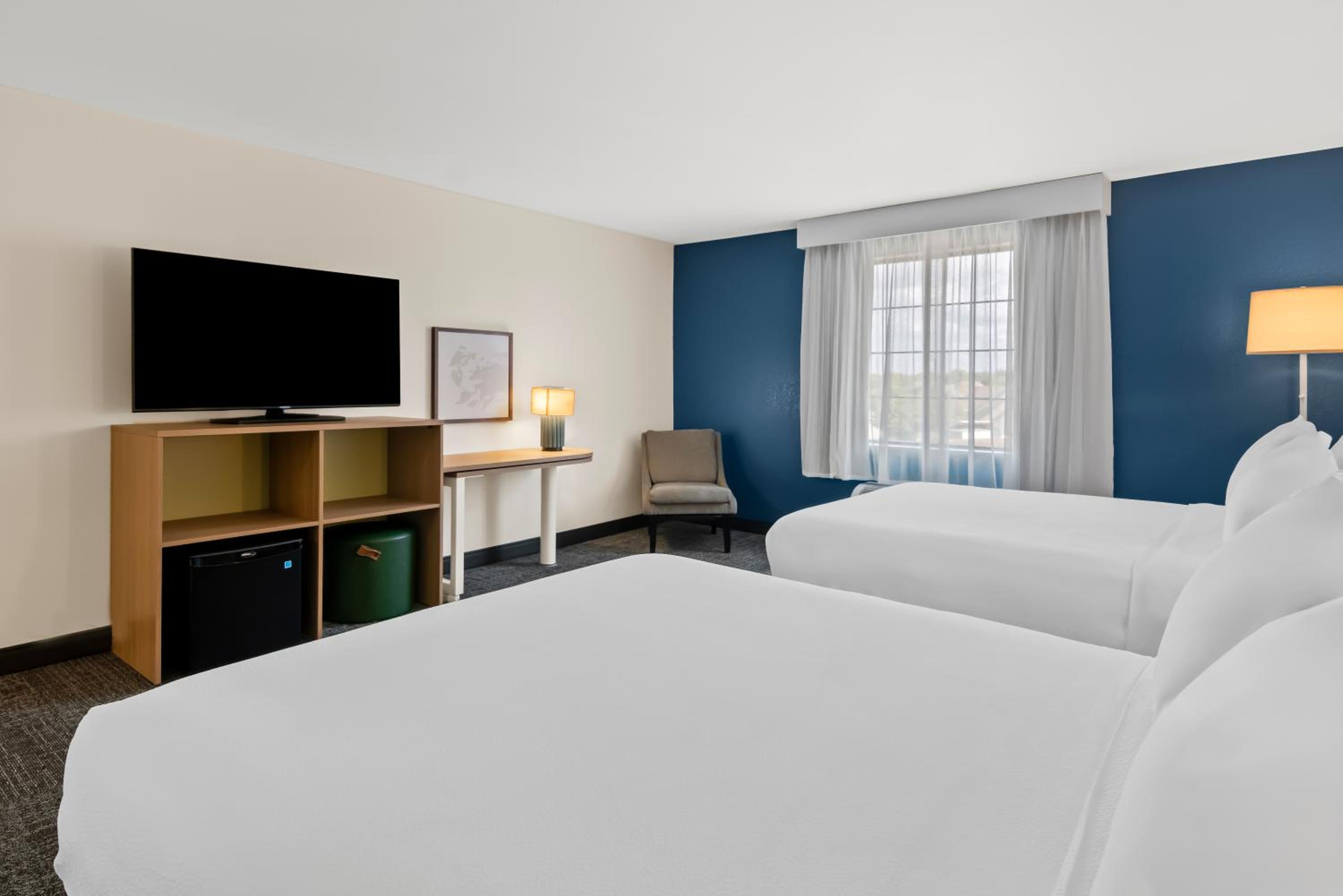 Queen Room with Two Queen Beds photo 2