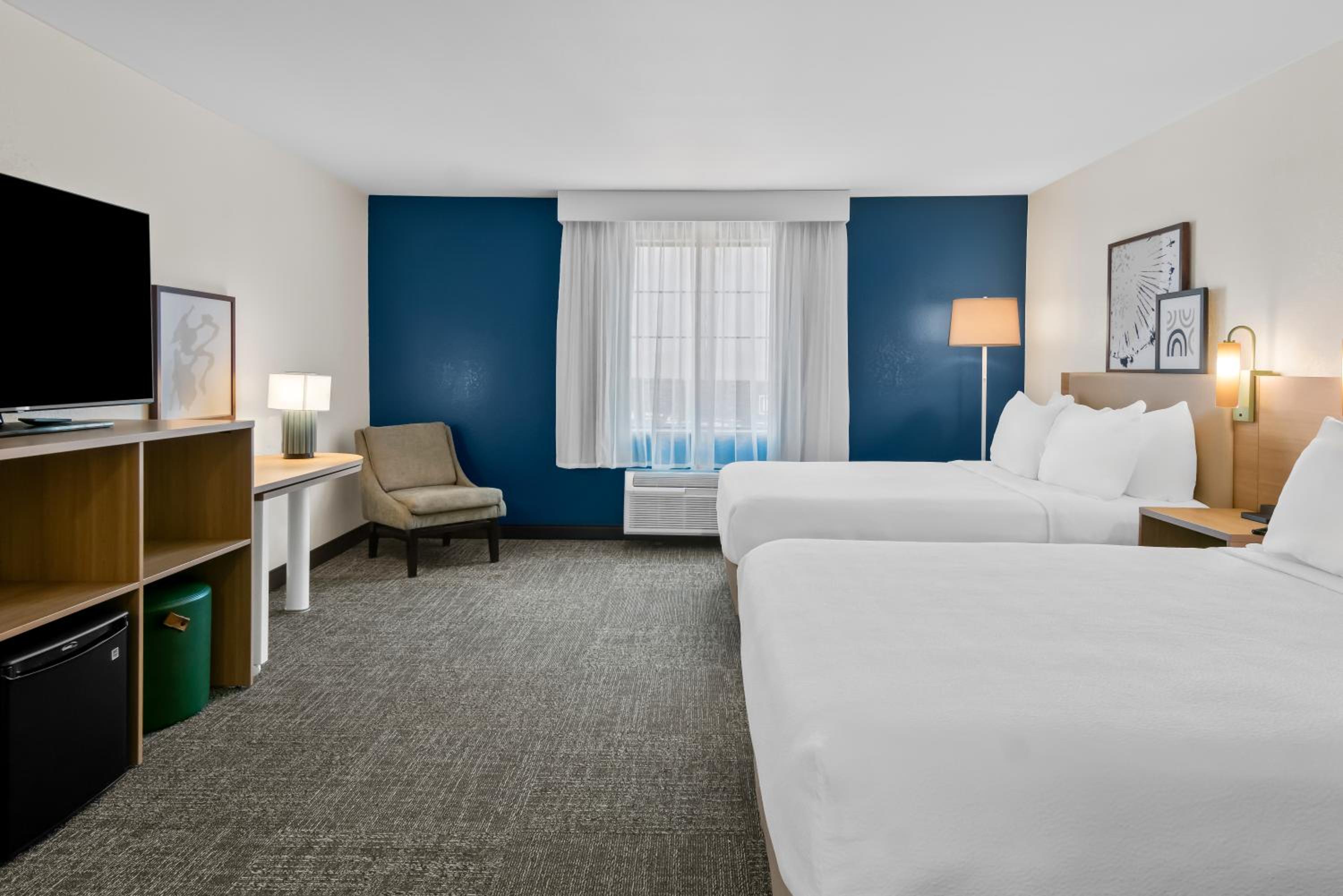 Queen Room with Two Queen Beds photo 3