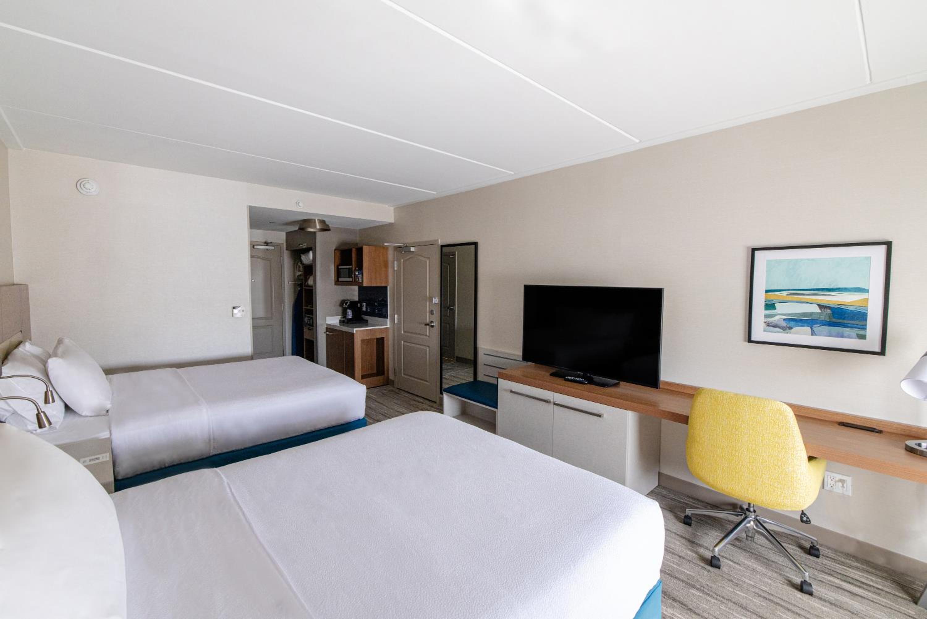 Queen Room with Two Queen Beds - Photo 12