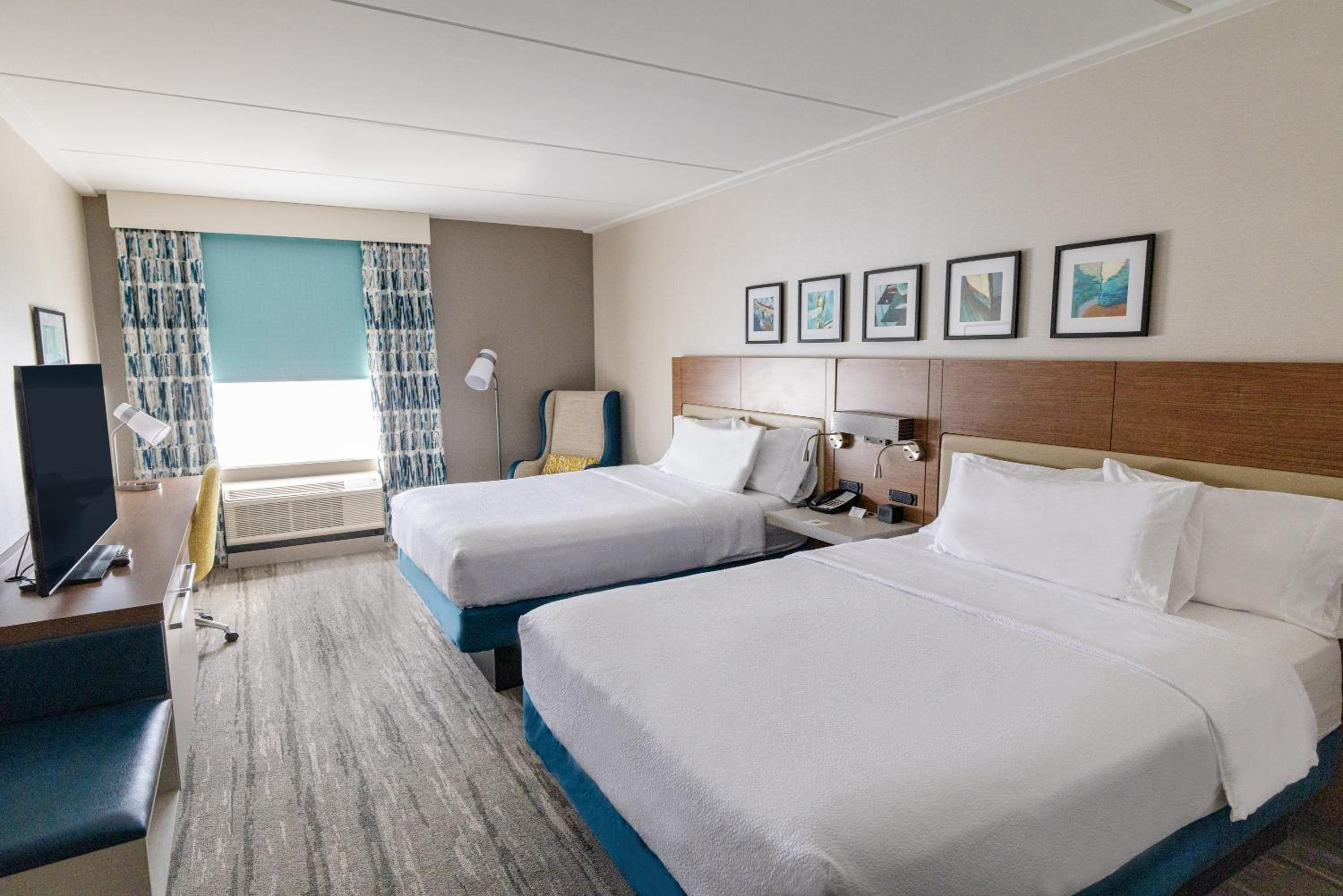 Queen Room with Two Queen Beds - Photo 10