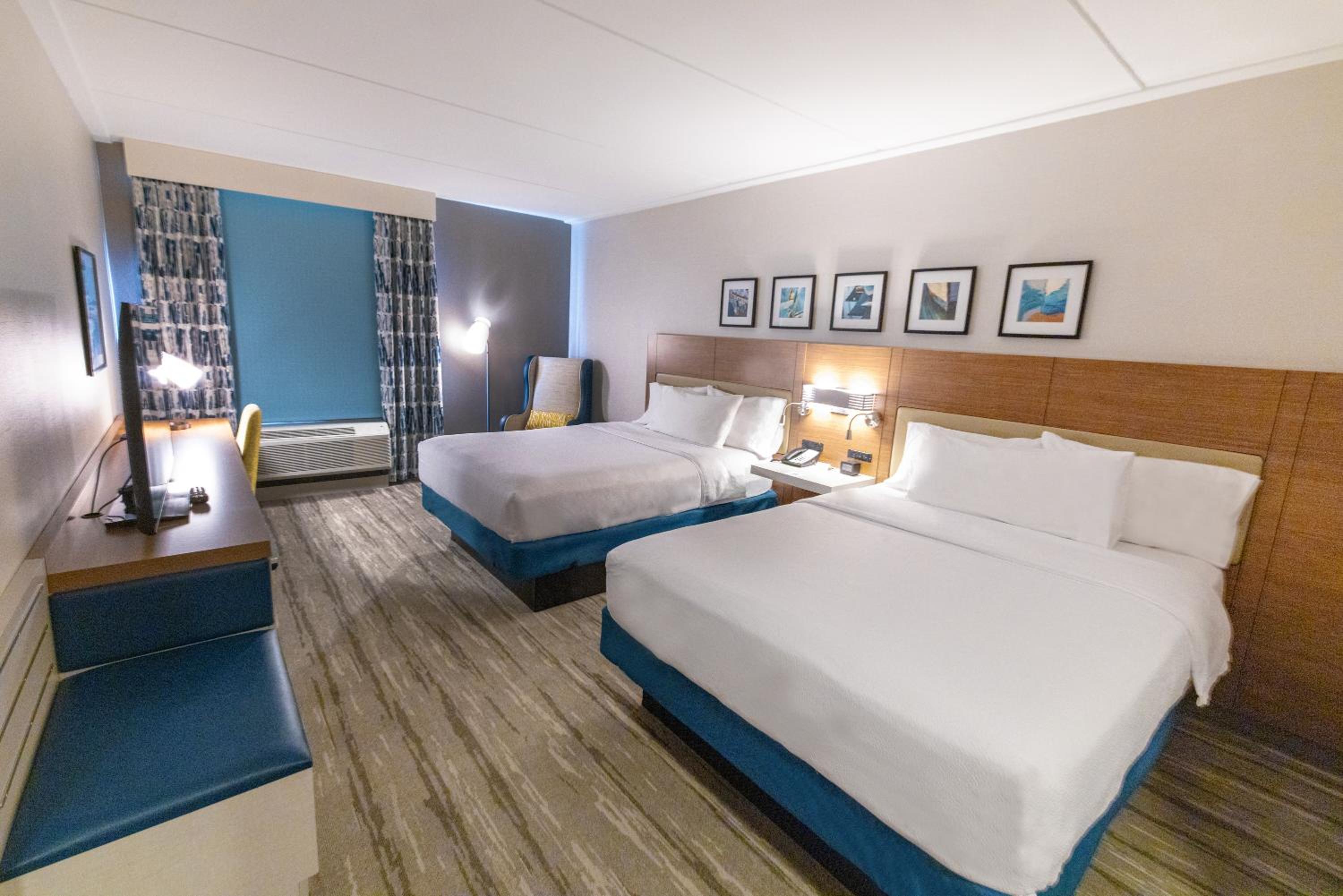 Queen Room with Two Queen Beds - Photo 9