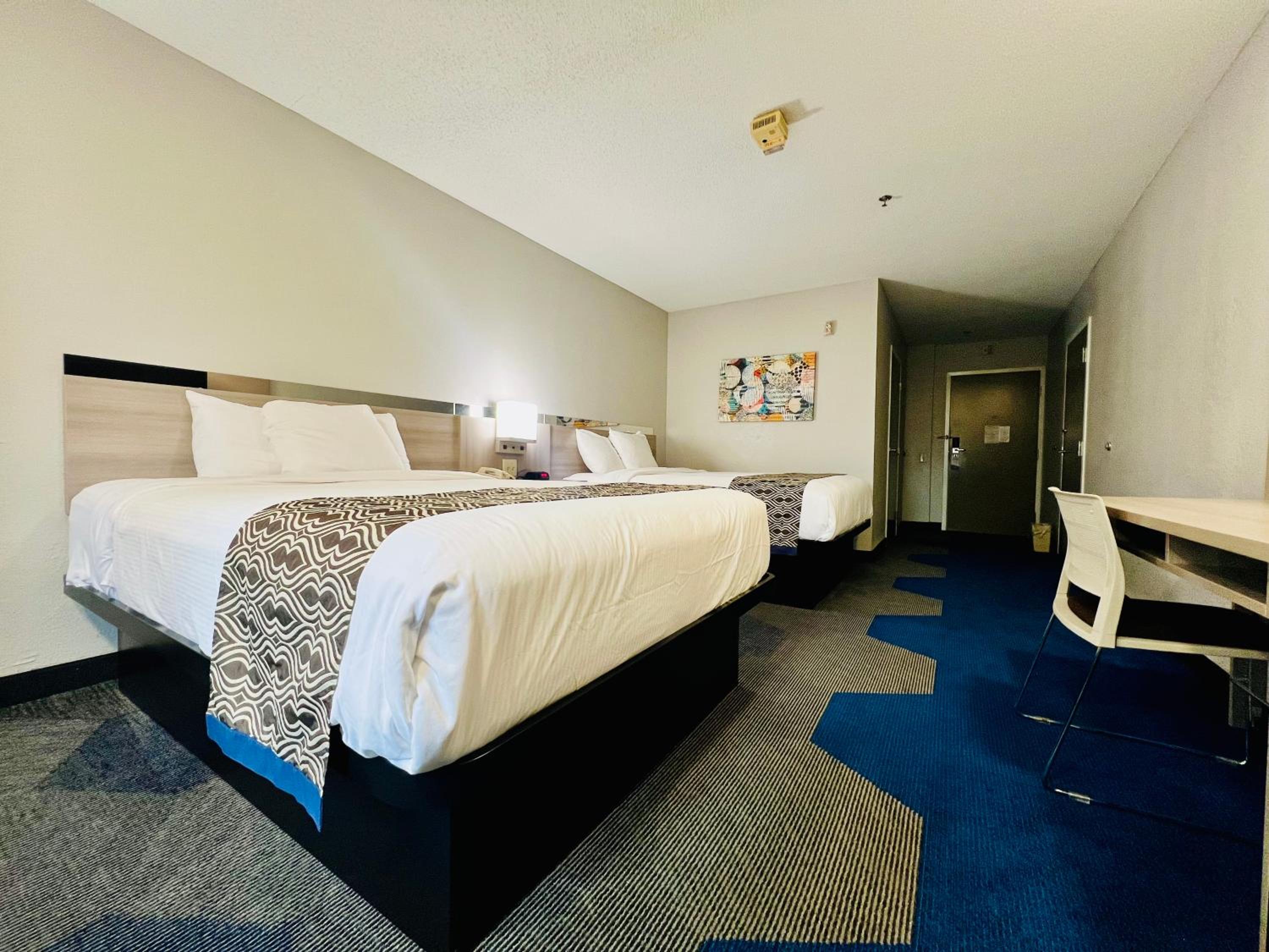Queen Room with Two Queen Beds - Non-Smoking photo 1