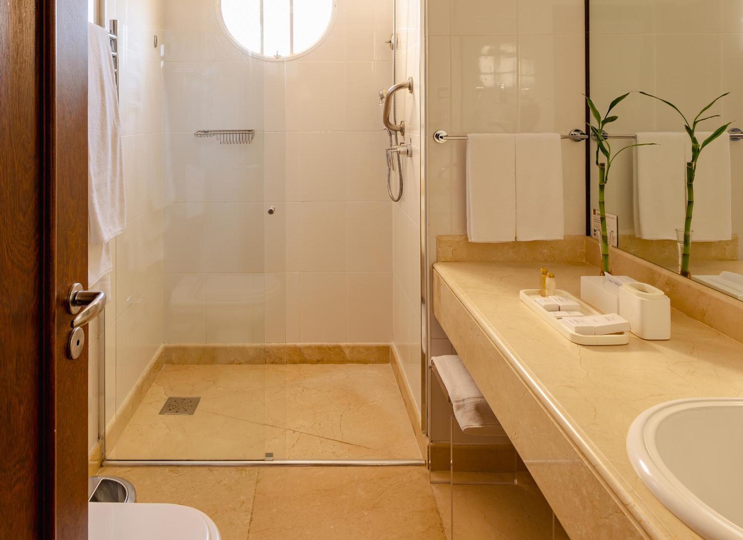 Standard Double or Twin Room photo 2