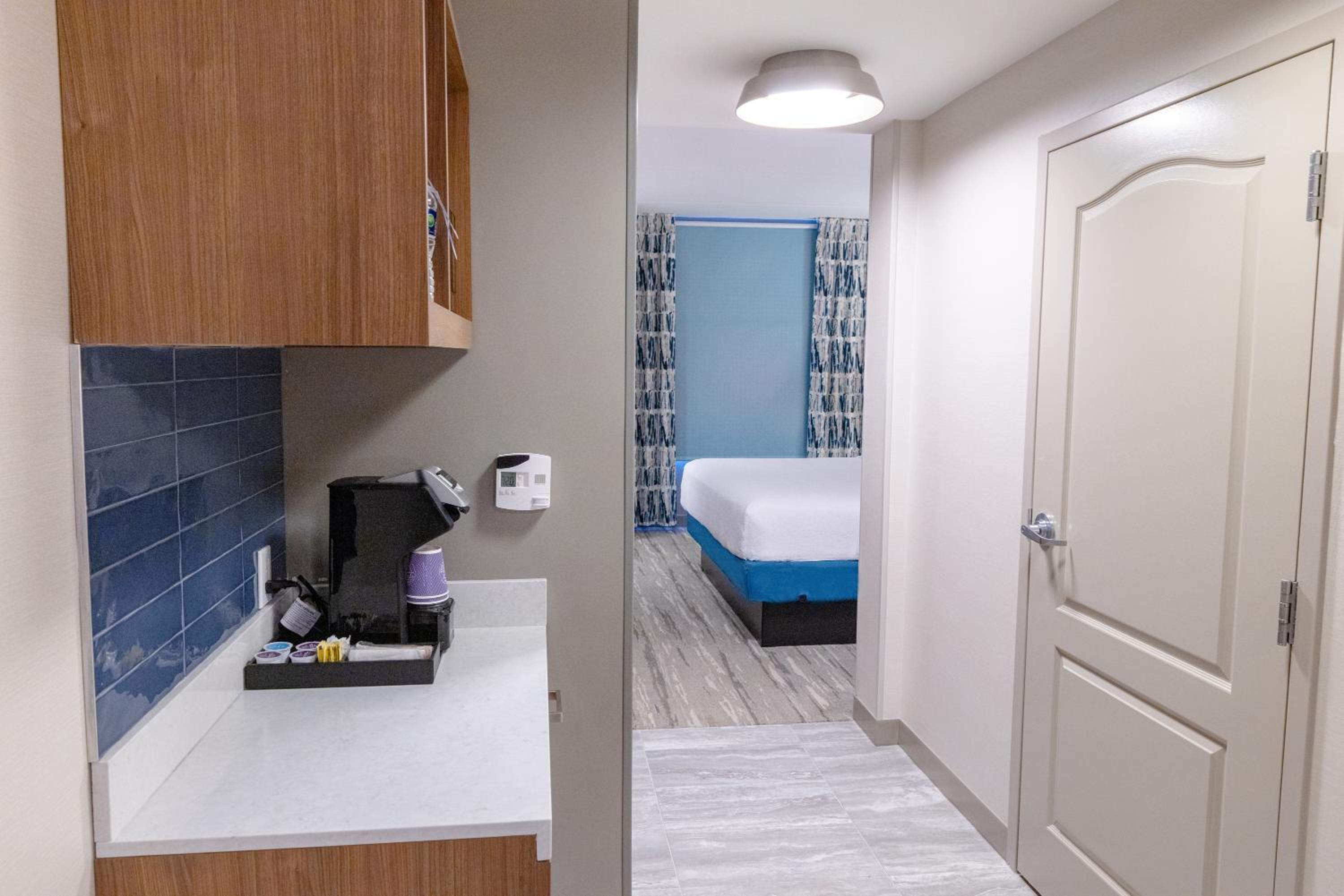 Junior King Suite with Sofa Bed - Photo 16