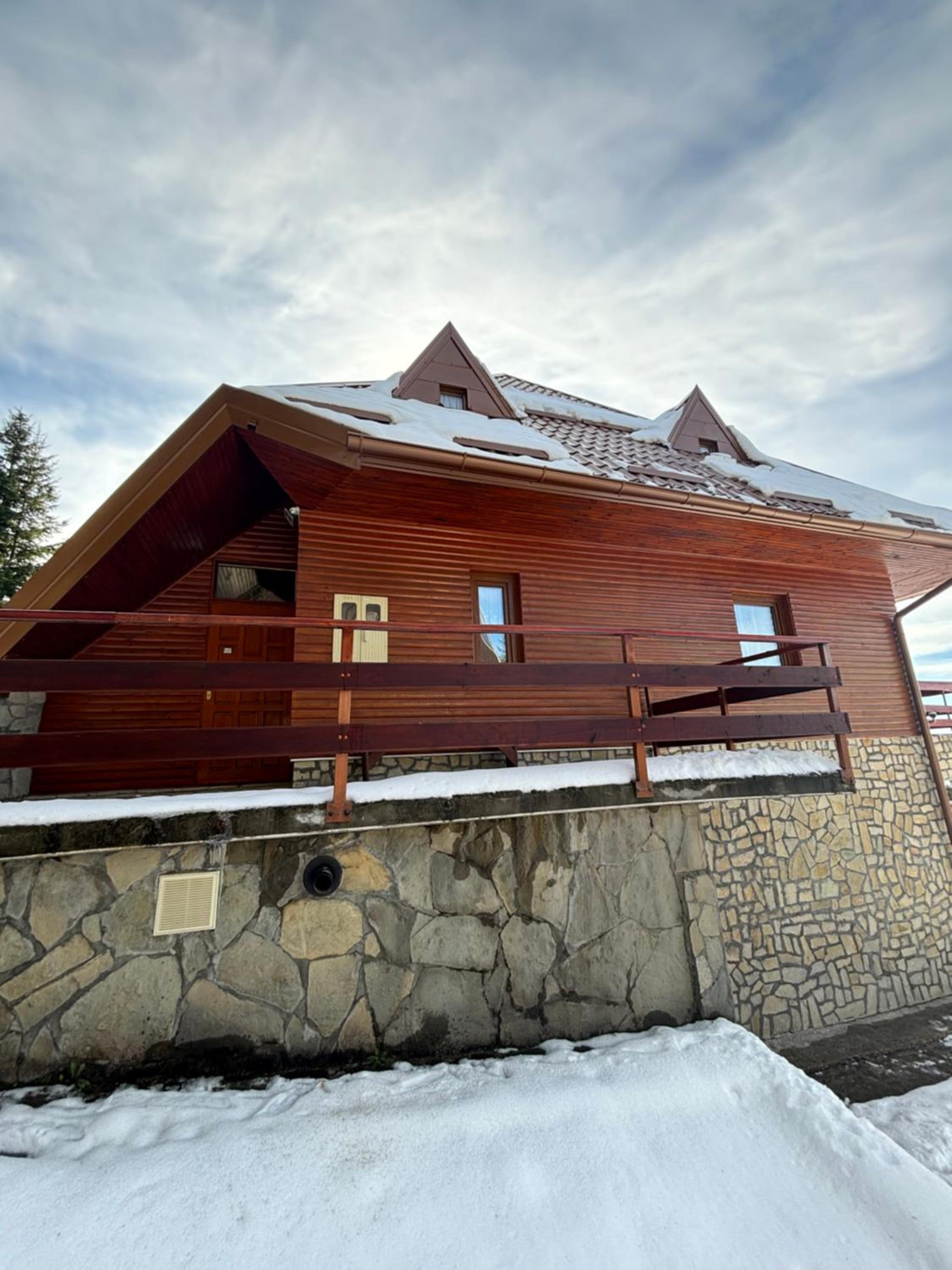 Three-Bedroom Apartment with Mountain View photo 3