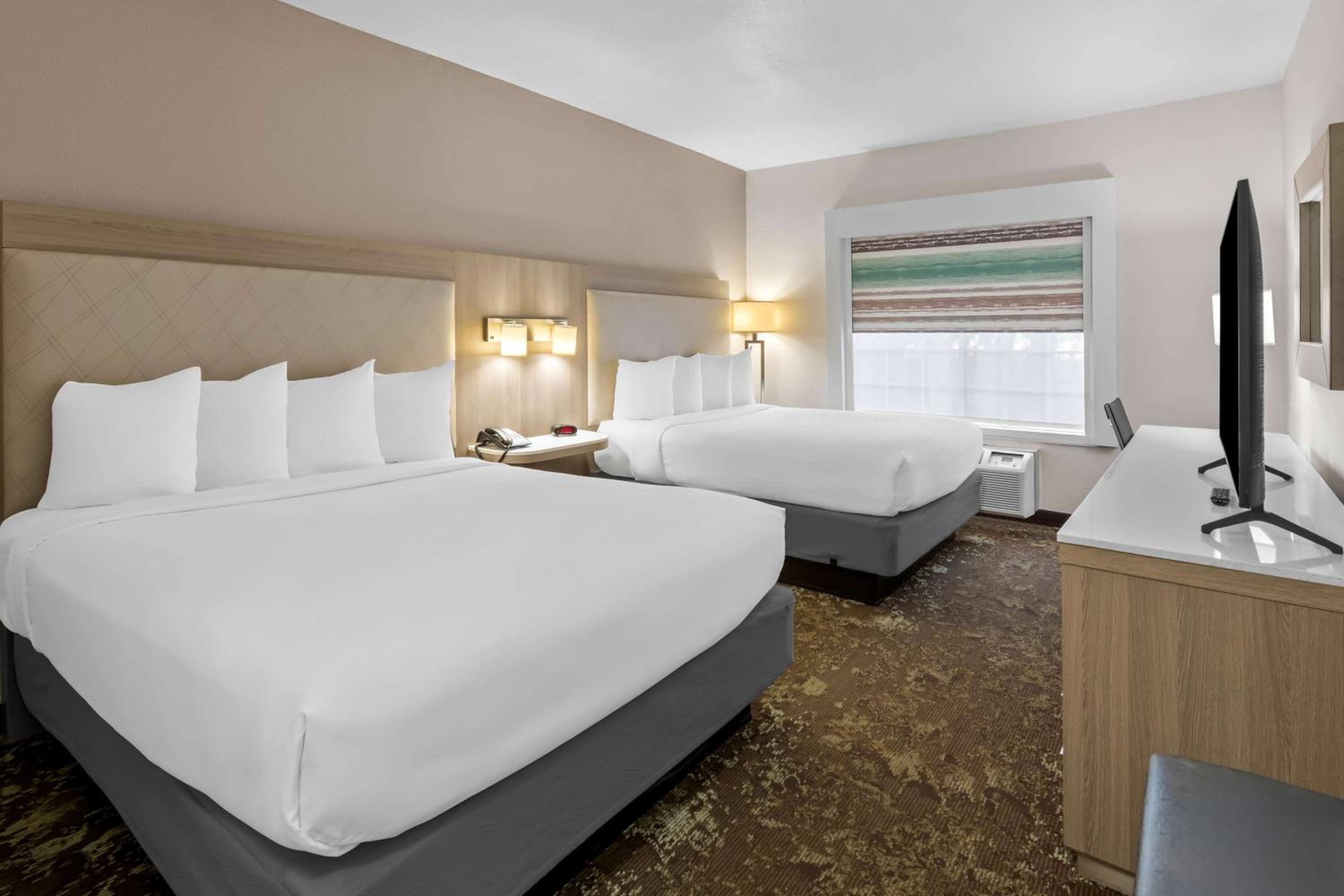 Queen Room with Two Queen Beds and Bath Tub - Disability Access - Photo 1