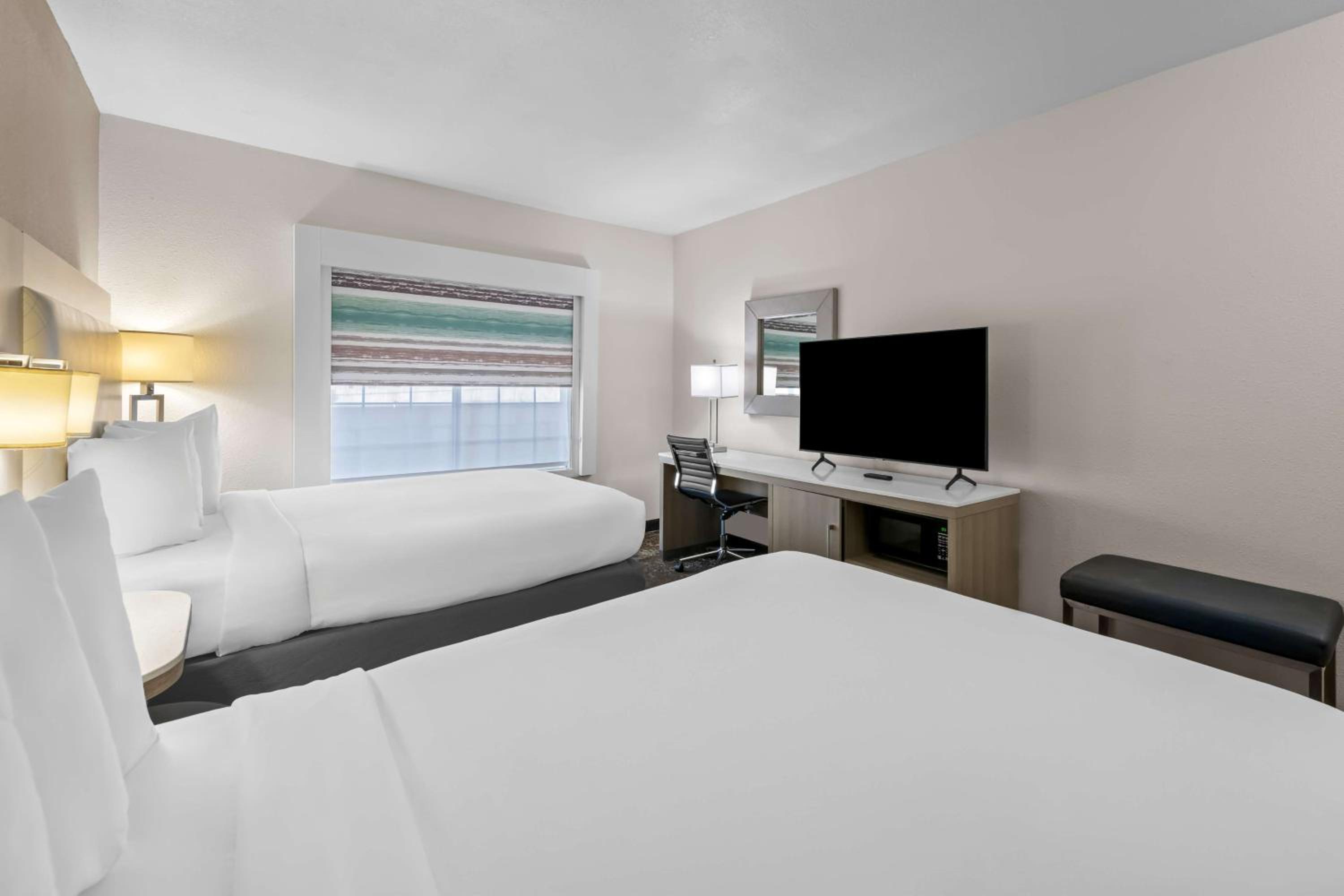 Queen Room with Two Queen Beds and Bath Tub - Disability Access - Photo 4