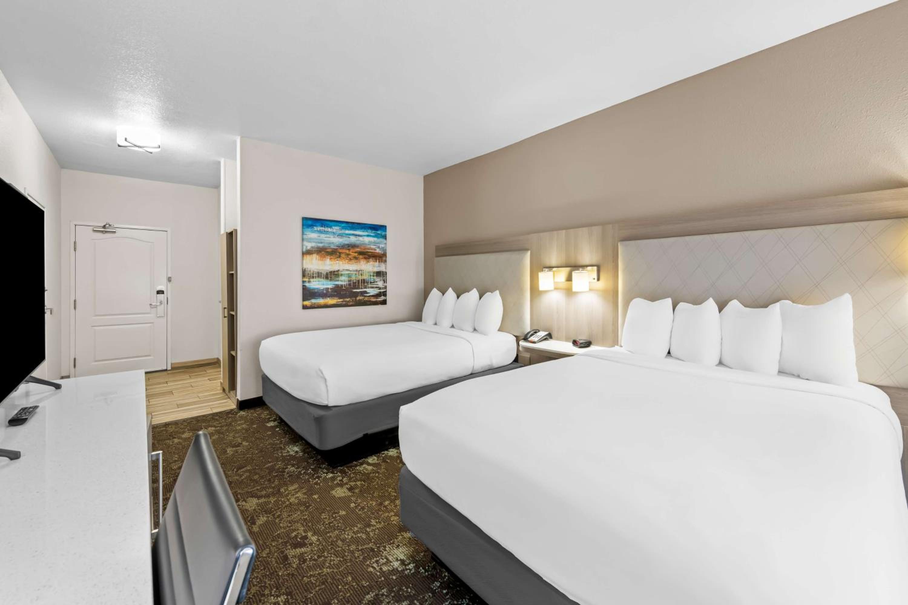 Queen Room with Two Queen Beds and Bath Tub - Disability Access - Photo 3