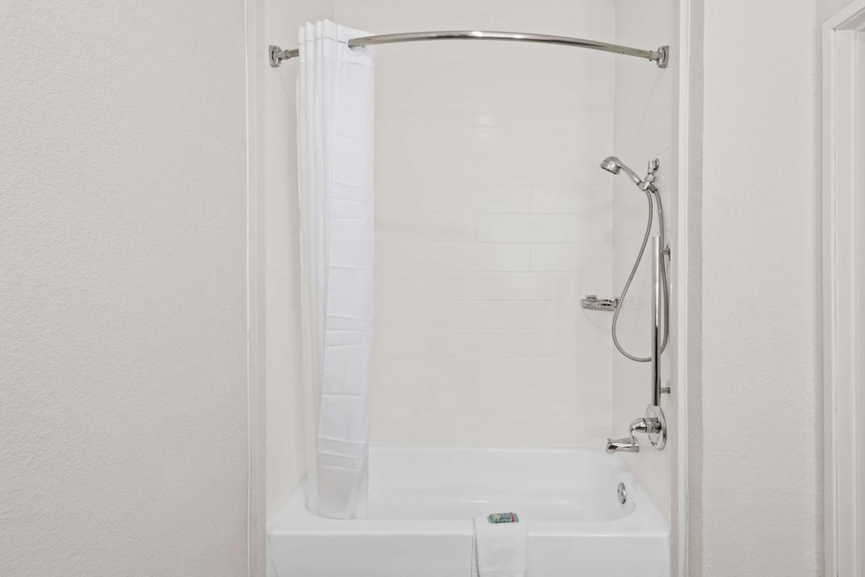 Queen Room with Two Queen Beds and Bath Tub - Disability Access - Photo 2