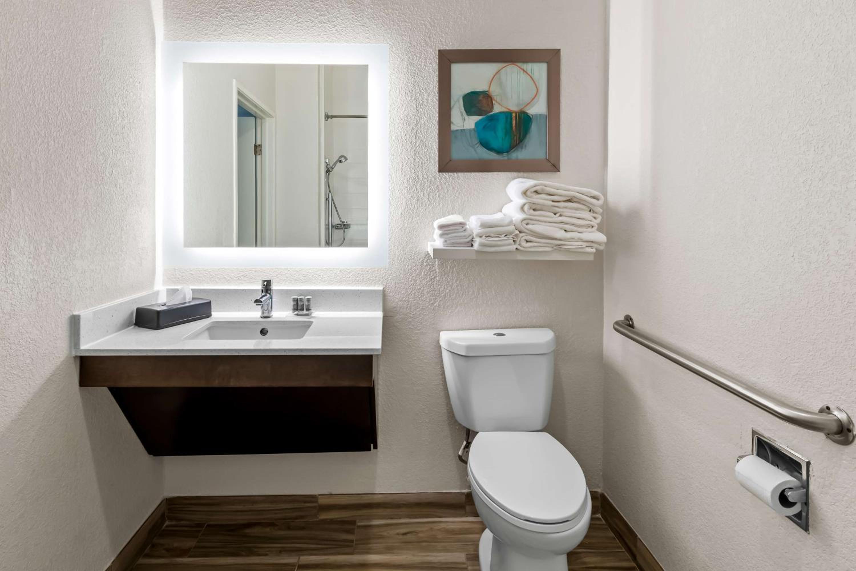 Queen Room with Two Queen Beds and Bath Tub - Disability Access - Photo 5
