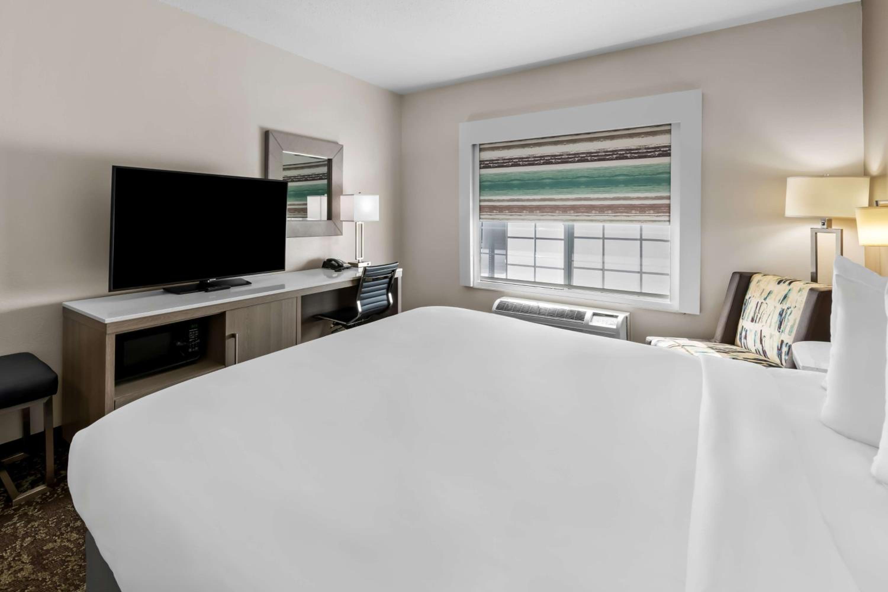 King Room with Roll-In Shower - Disability Access - Photo 4